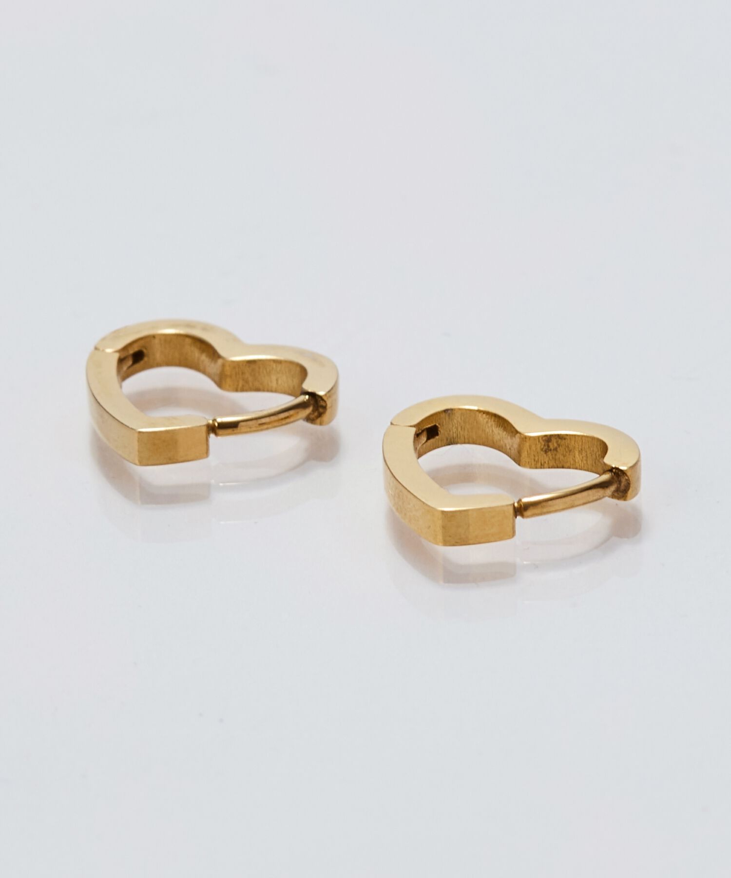Phoebe「【金属アレルギー対応】ハートフープワンタッチピアス　ゴールド/サージカルステンレス」|ピアス|