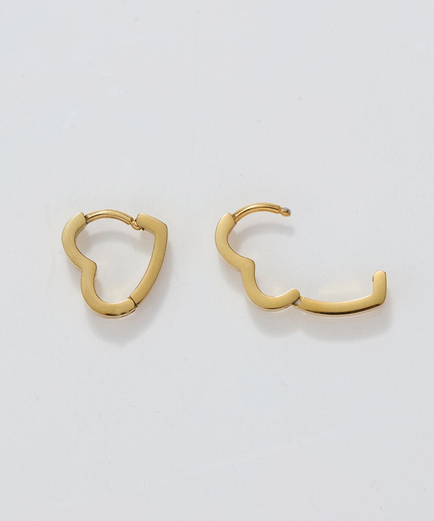 Phoebe「【金属アレルギー対応】ハートフープワンタッチピアス　ゴールド/サージカルステンレス」|ピアス|