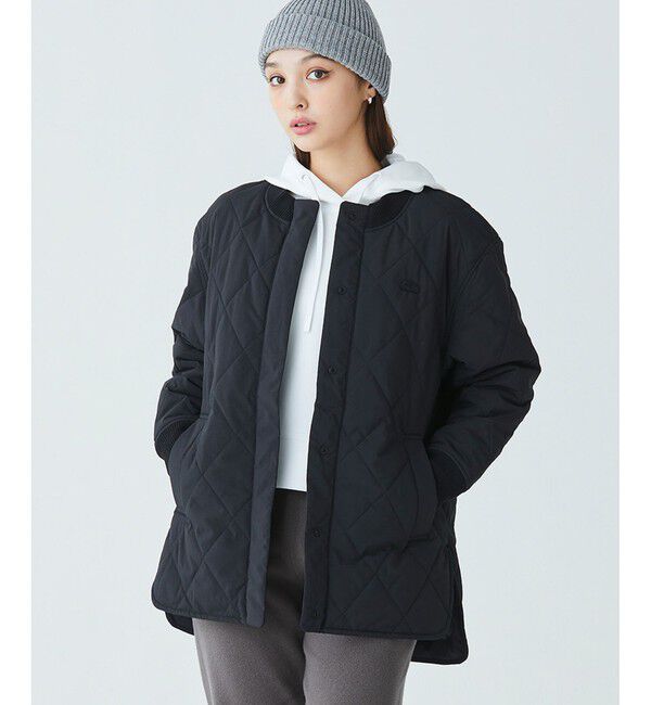 LACOSTE「ラウンドヘムライン ボックスシルエット撥水キルティングジャケット」|ノーカラージャケット|ブラック