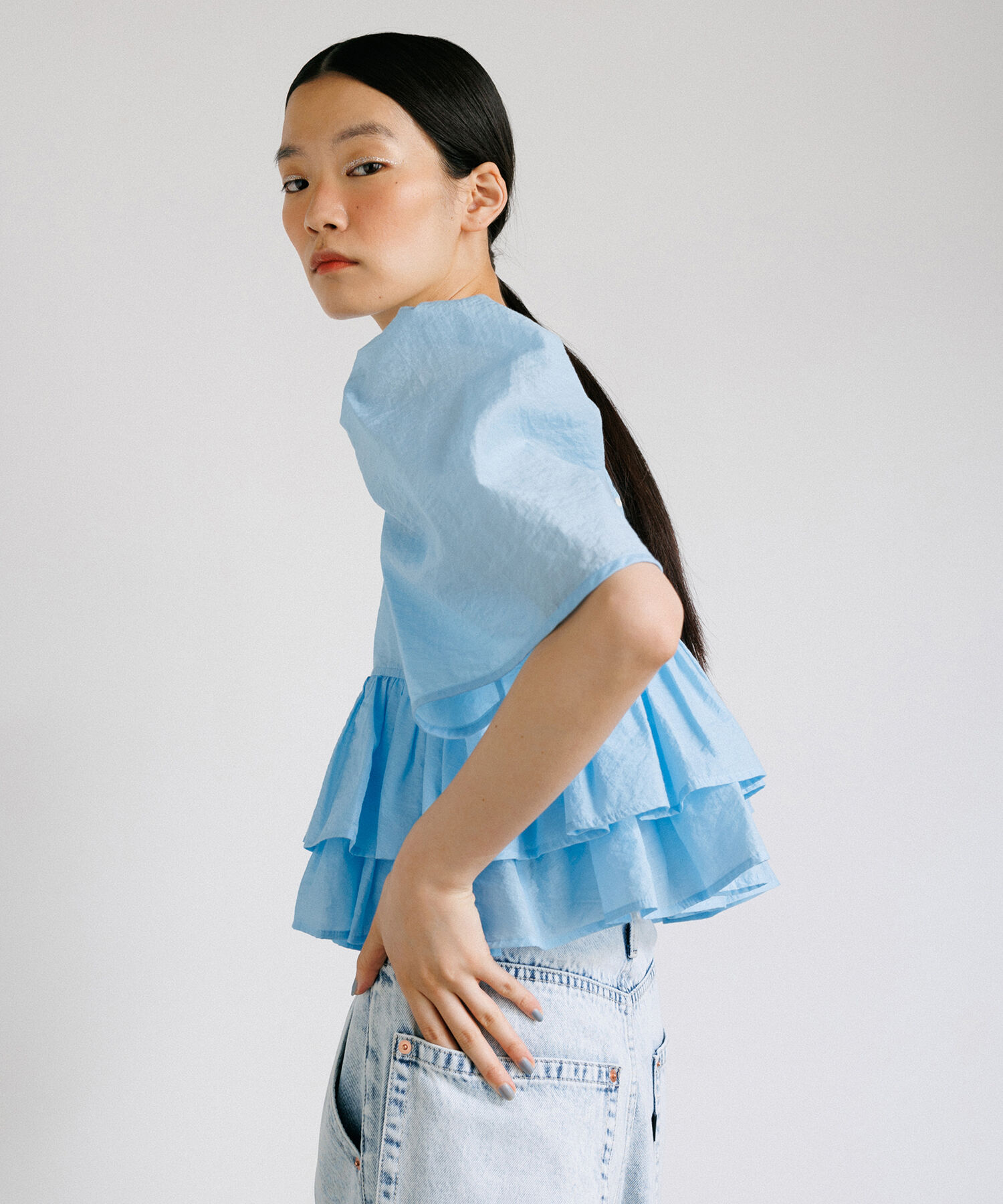 ADAM ET ROPE'「【再入荷・サステナブル】コットンギャザーフリル２WAYブラウス」|シャツ・ブラウス|