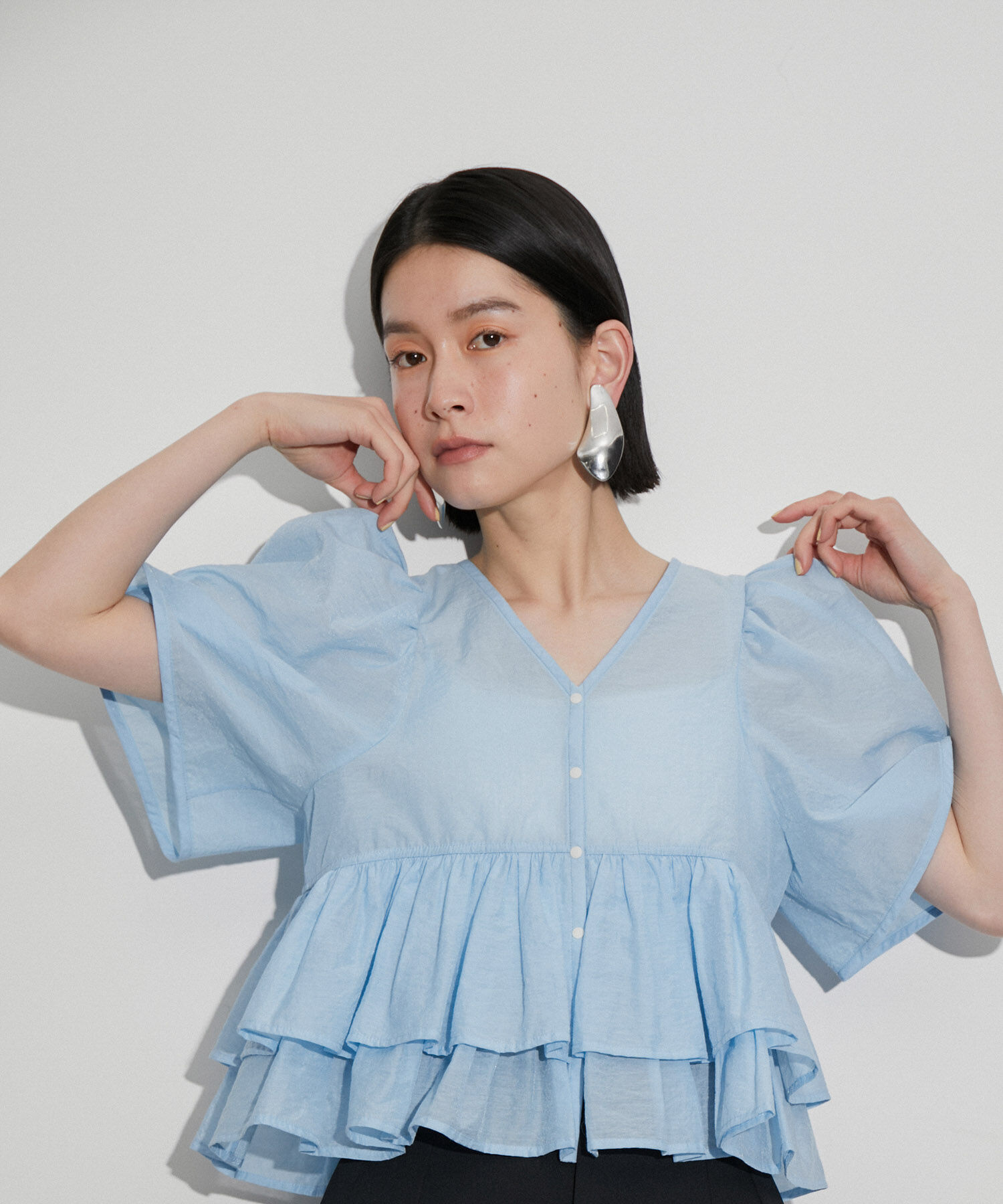 ADAM ET ROPE'「【再入荷・サステナブル】コットンギャザーフリル２WAYブラウス」|シャツ・ブラウス|