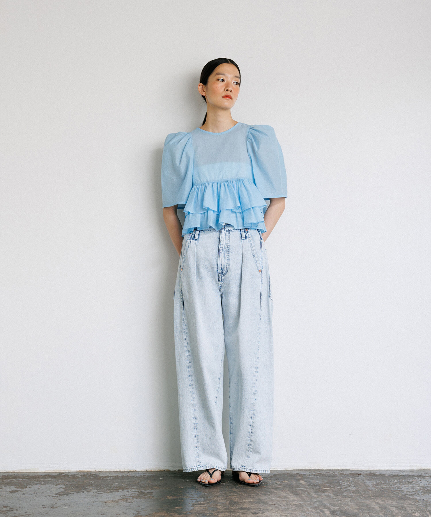 ADAM ET ROPE'「【再入荷・サステナブル】コットンギャザーフリル２WAYブラウス」|シャツ・ブラウス|