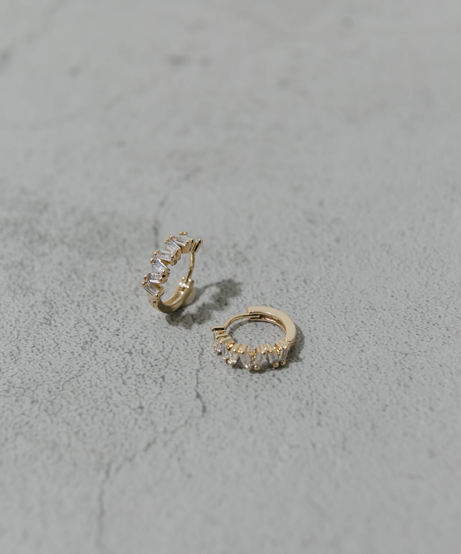 SMELLY「ビジューフープワンタッチピアス」|ピアス|ゴールド