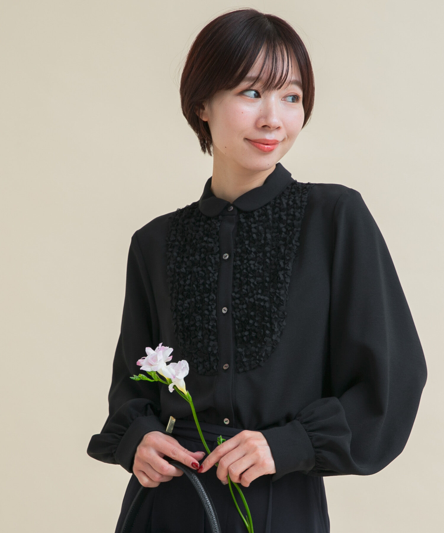 URBAN RESEARCH ROSSO「『WEB/一部店舗限定』フロントレース切替ブラウス」|シャツ・ブラウス|ブラック