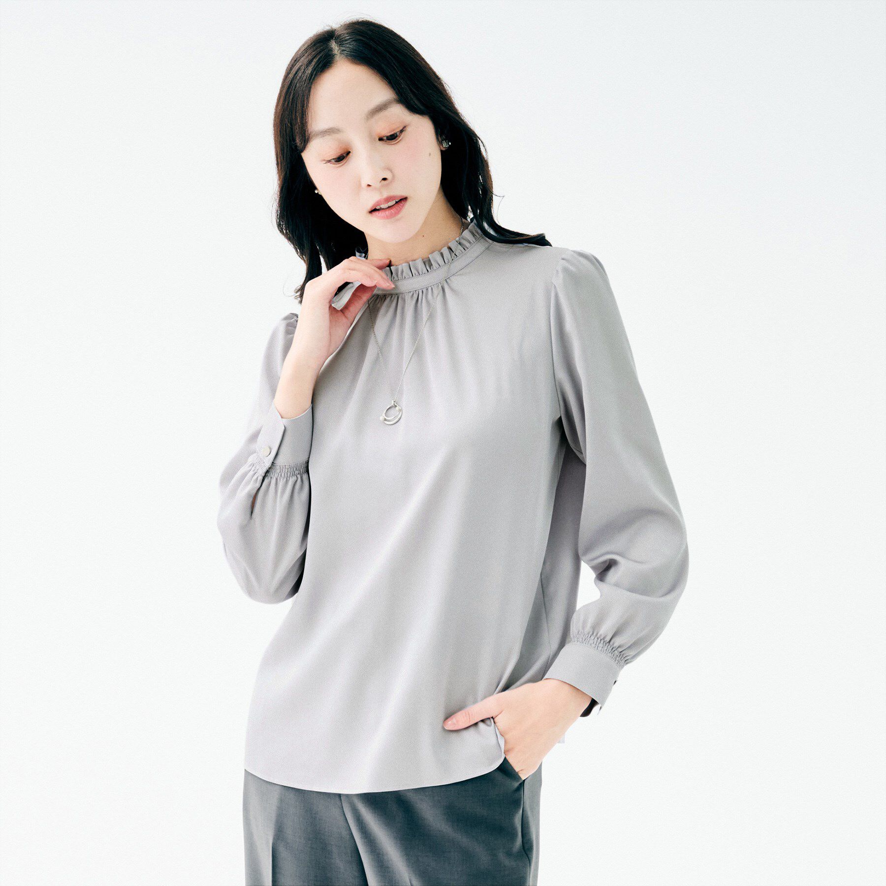 UNTITLED「ハイネックフリル ブラウス」|シャツ・ブラウス|ライトグレー(011