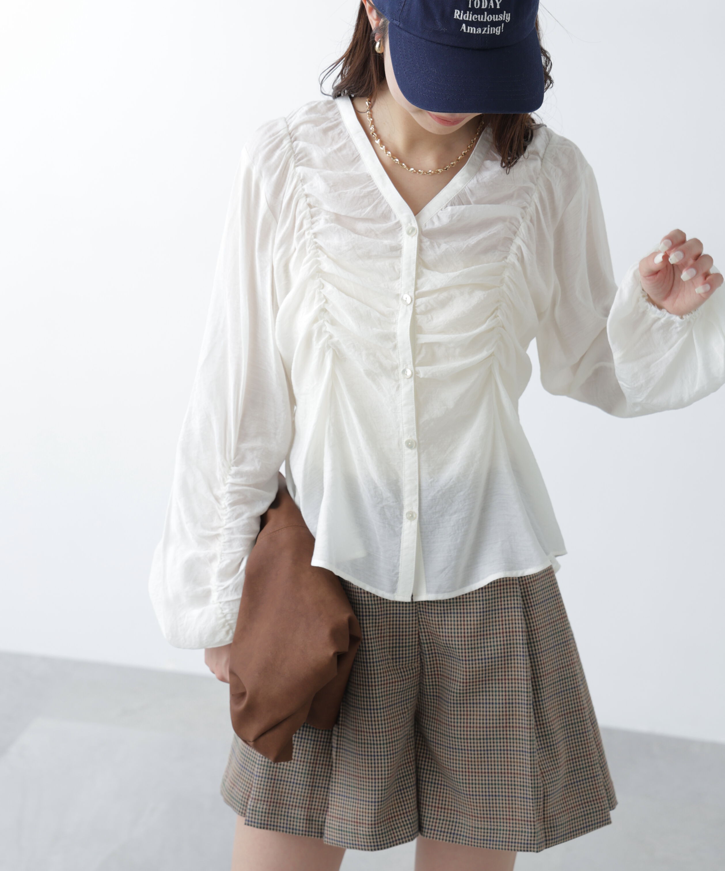  「Ｖネックシャーリングブラウス」|シャツ・ブラウス|オフ