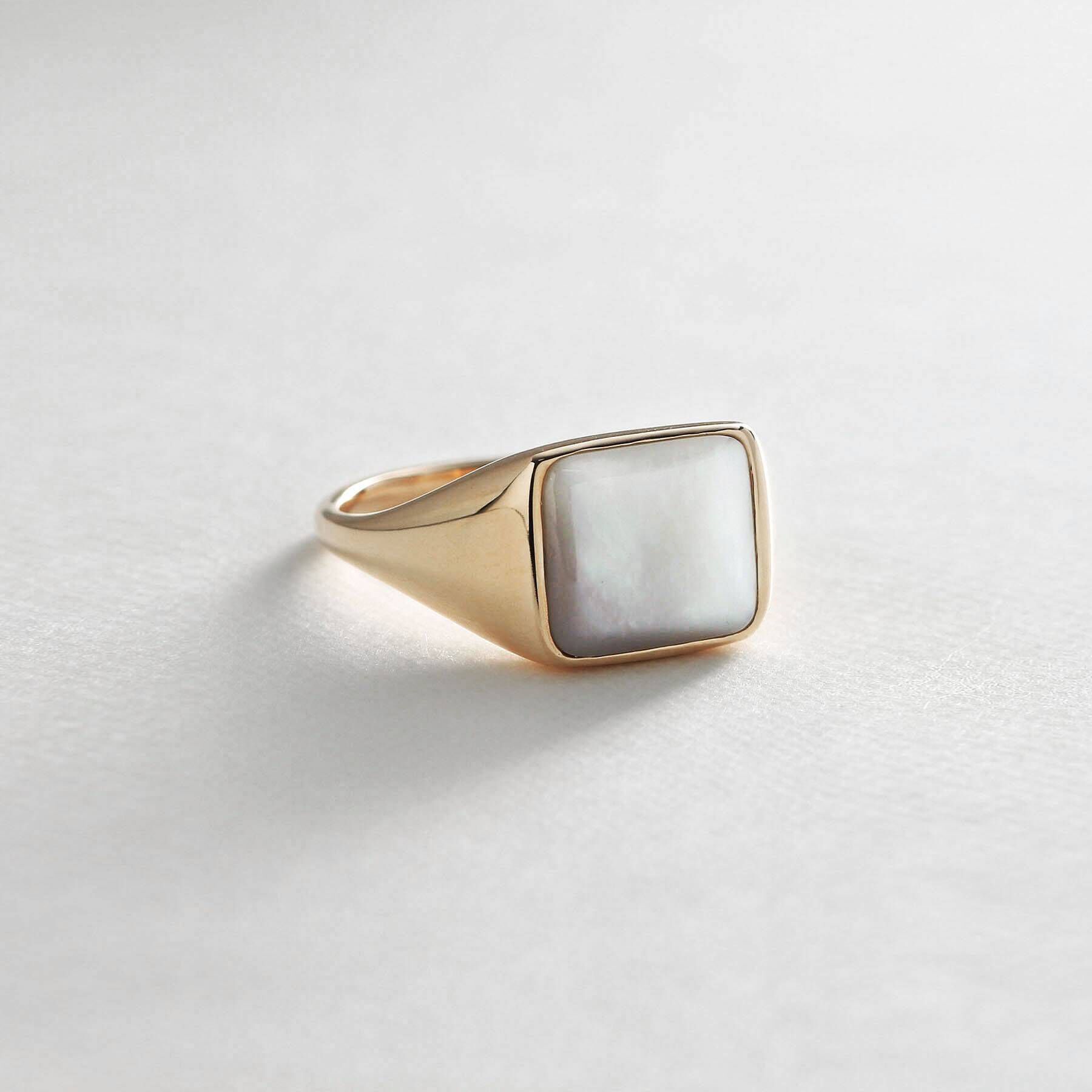 COCOSHNIK「K10カラーストーン（白蝶貝）シグネットリング」|リング|