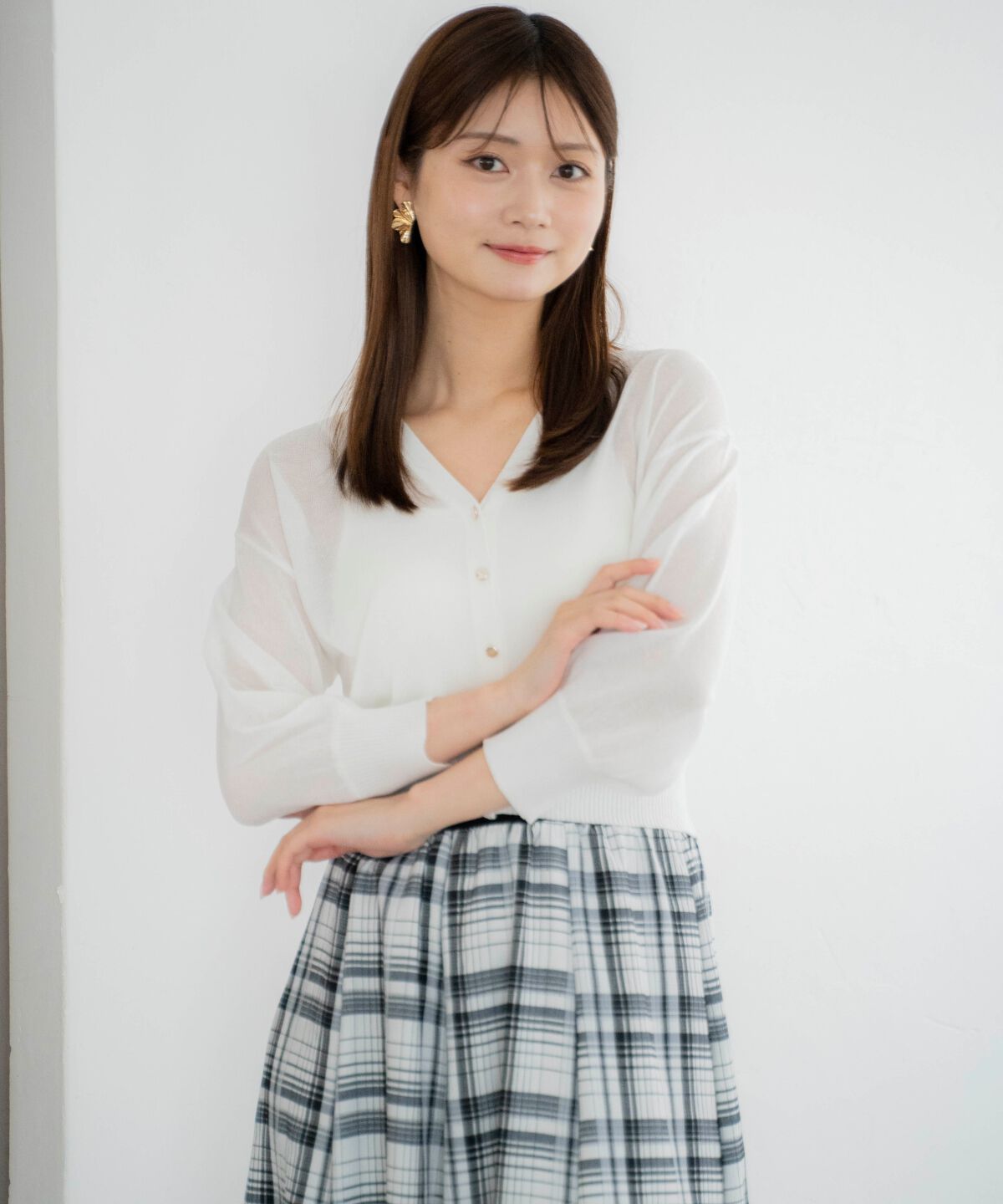 アンドクチュール「シャイニーシアーⅤネックカーディガン」|カーディガン|オフ