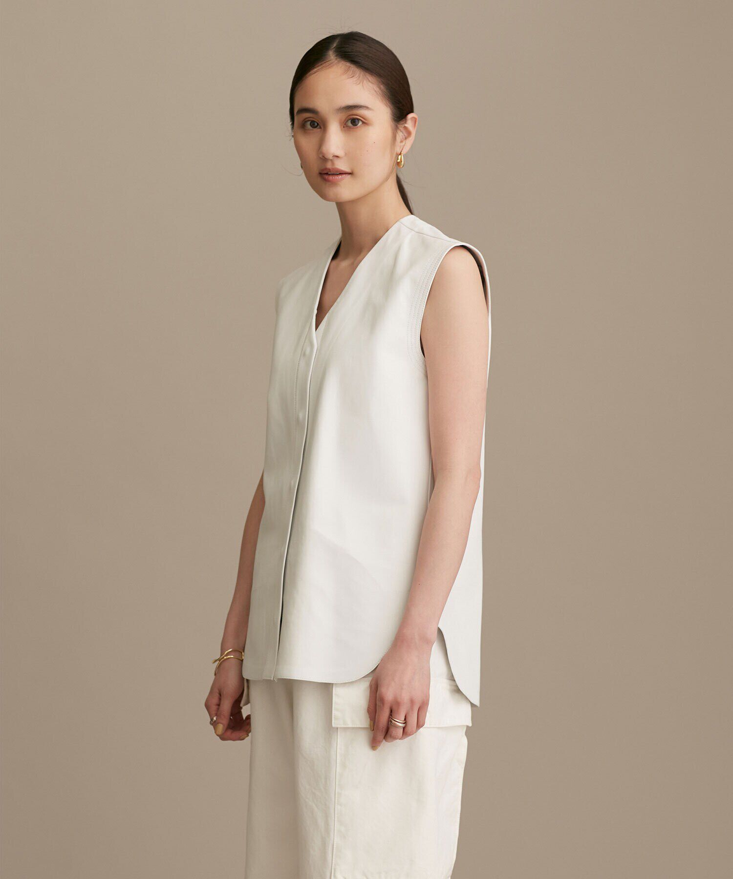 nano･universe「LB.01/Vネックレザージレ」|ライダースジャケット|ホワイト