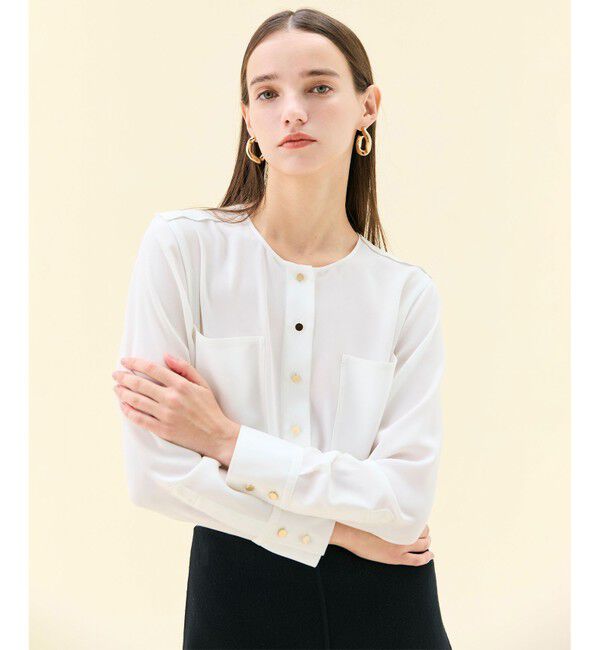 BEIGE,「【WEB限定・洗える】CLARION / ゴールド釦クルーネックブラウス」|シャツ・ブラウス|