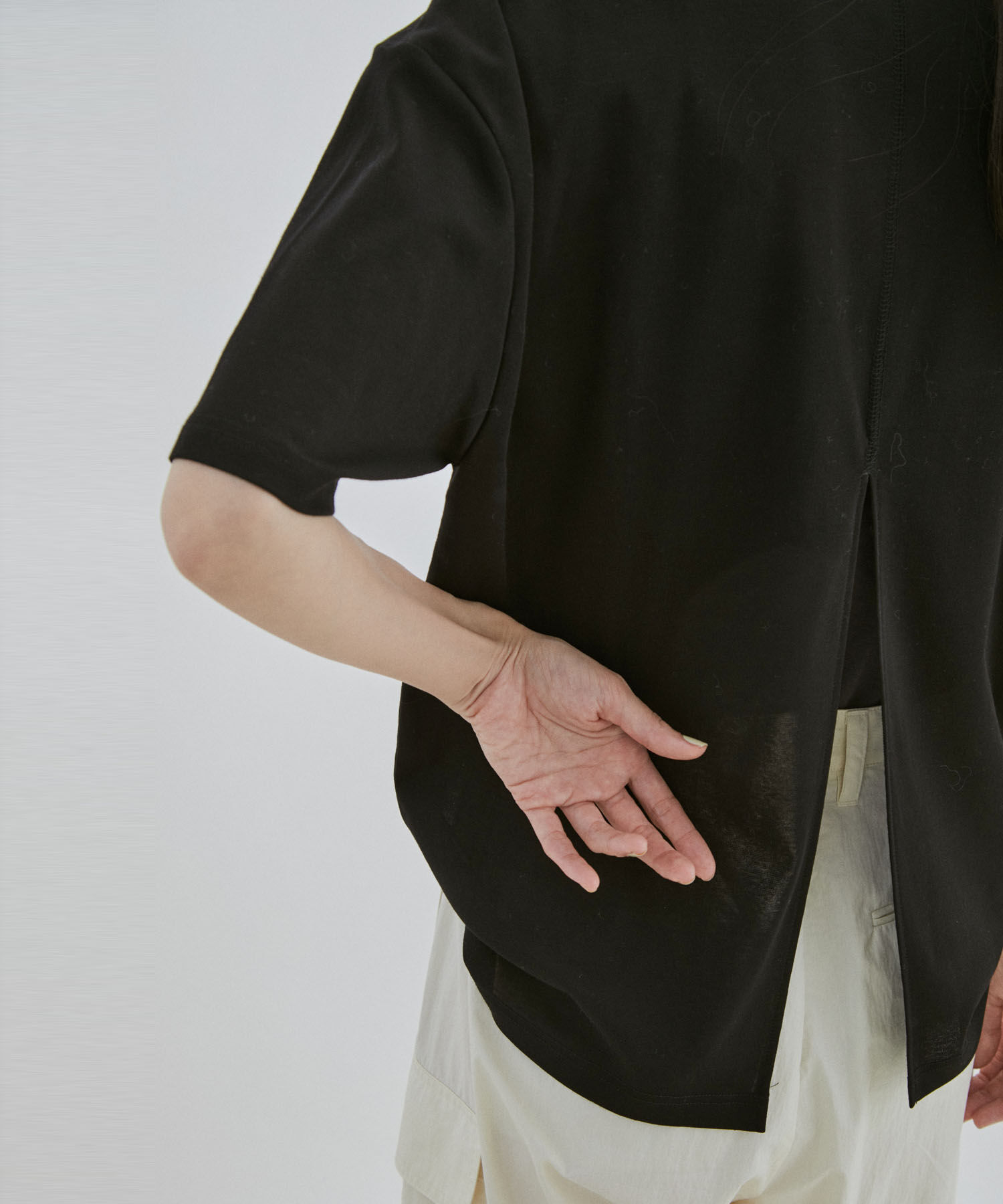 SALON adam et rope'「【WEB限定】【接触冷感・吸水速乾】バックスリットシアーTシャツ」|Tシャツ・カットソー|ブラック(01)