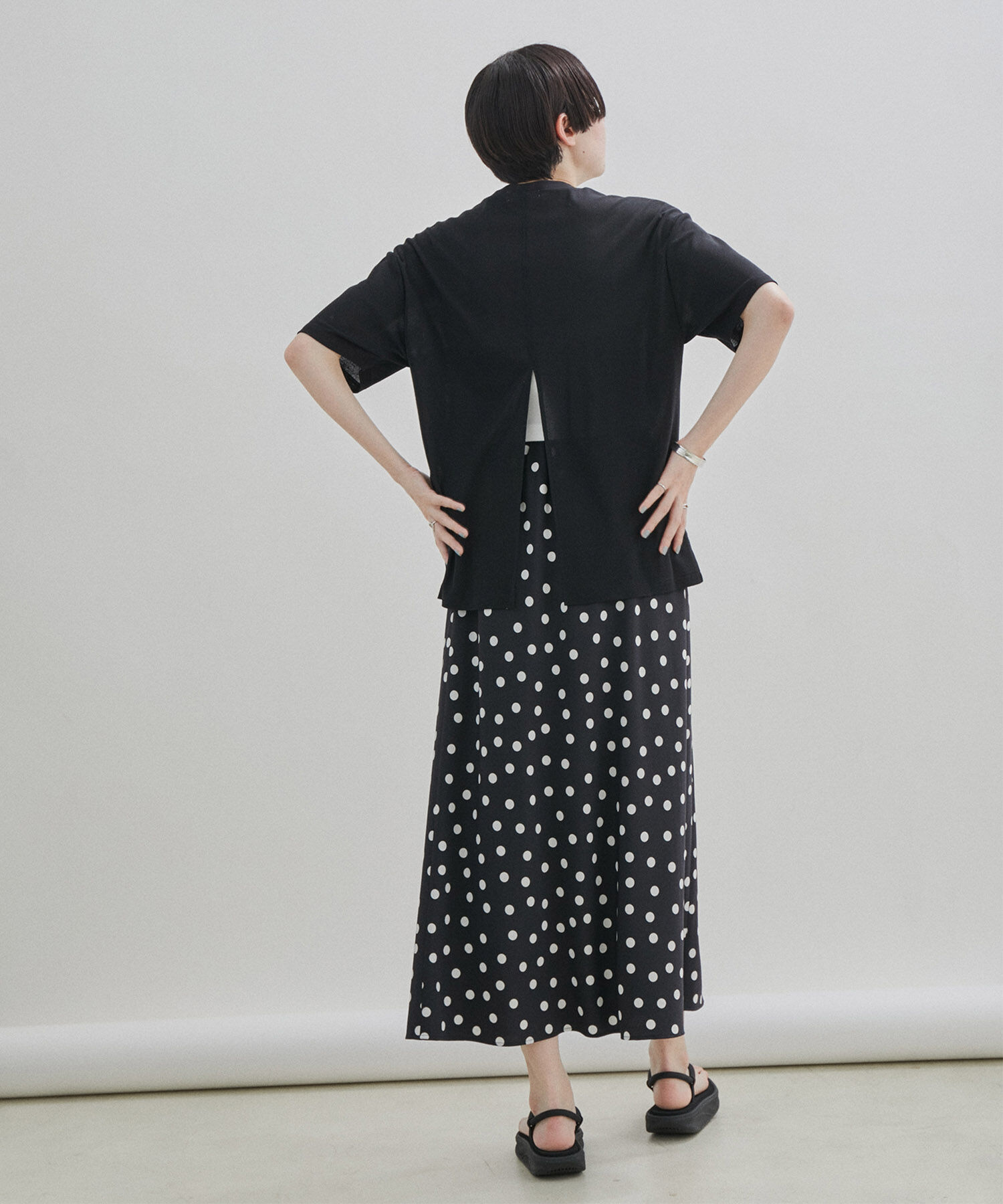 SALON adam et rope'「【WEB限定】【接触冷感・吸水速乾】バックスリットシアーTシャツ」|Tシャツ・カットソー|