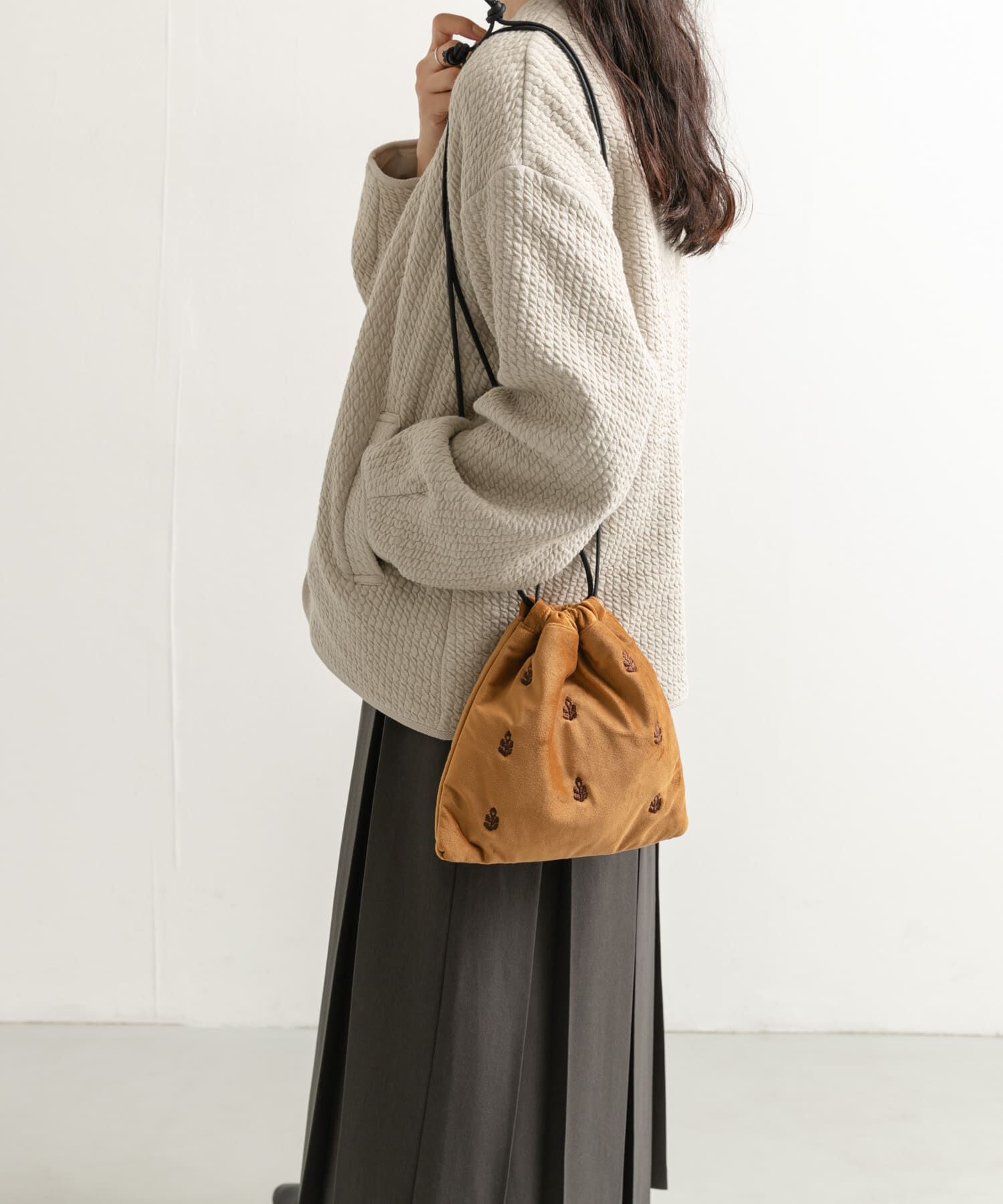 URBAN RESEARCH DOORS「『別注』beej&times;DOORS　刺繍巾着バッグ」|ショルダー・メッセンジャー|ブラウン