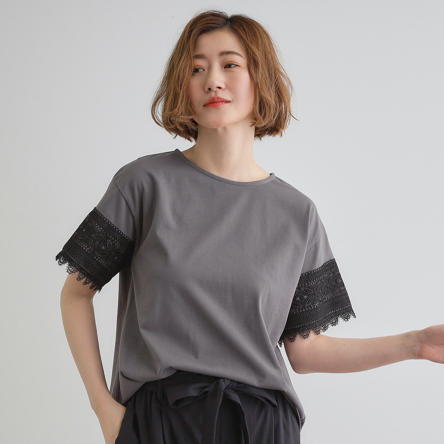 grove「【洗える/二の腕カバー】上品なレースで叶える、きちんと見えの夏Tシャツ」|Tシャツ・カットソー|チャコールグレー(0