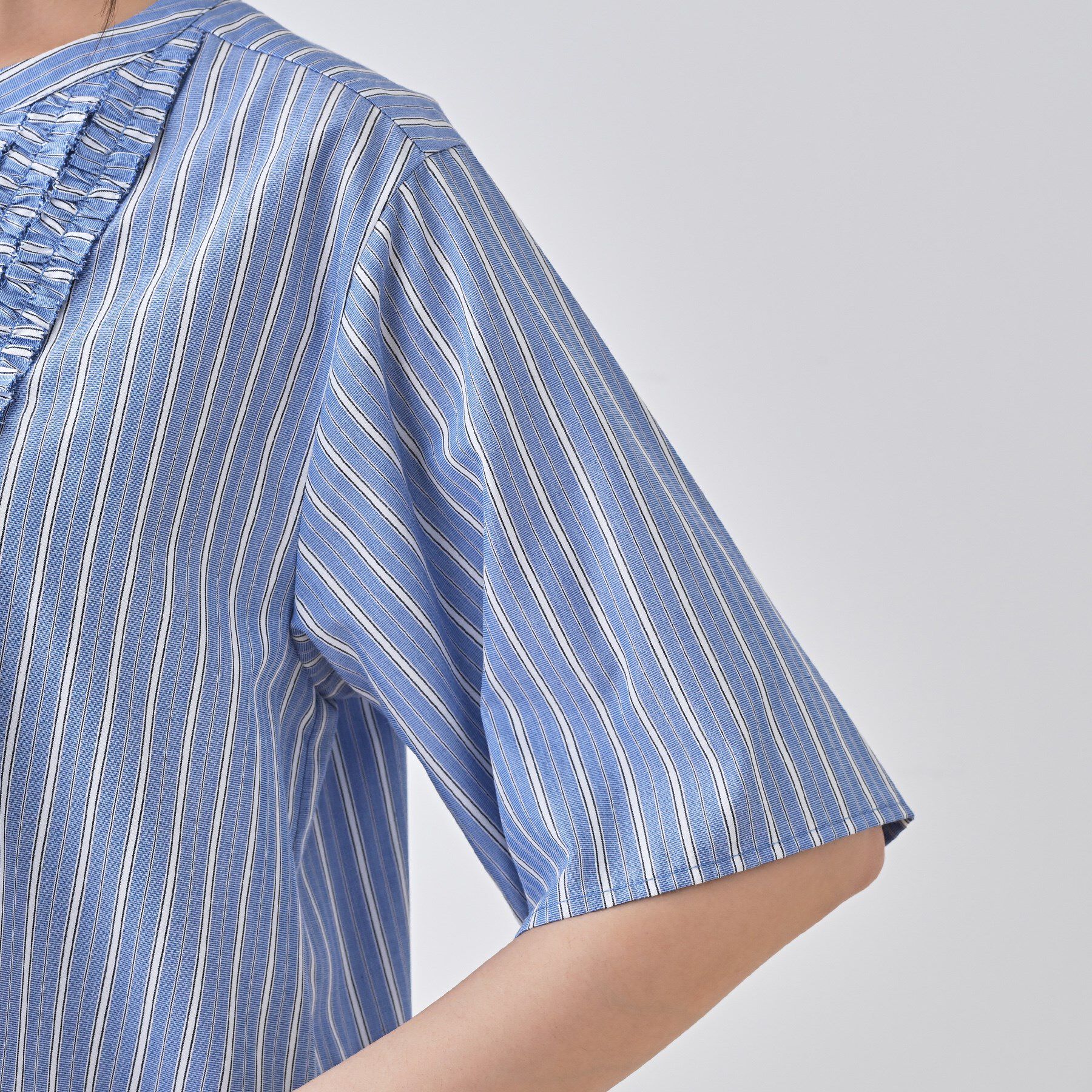 INDIVI「【洗える】胸元タックフリルブラウス」|シャツ・ブラウス|