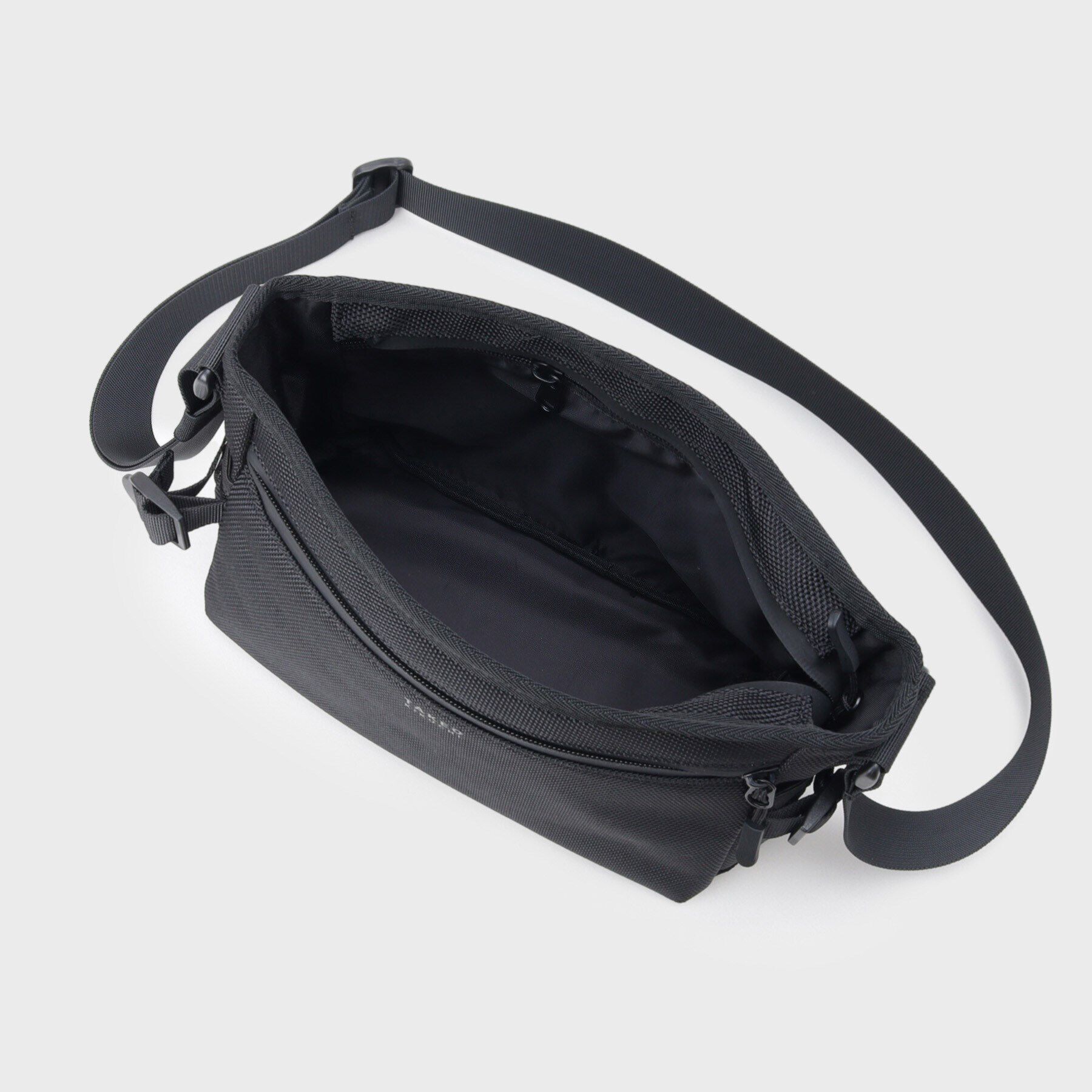 TAKEO KIKUCHI「ラージキャパシティ― デイリーショルダーバッグ」|ショルダー・メッセンジャー|