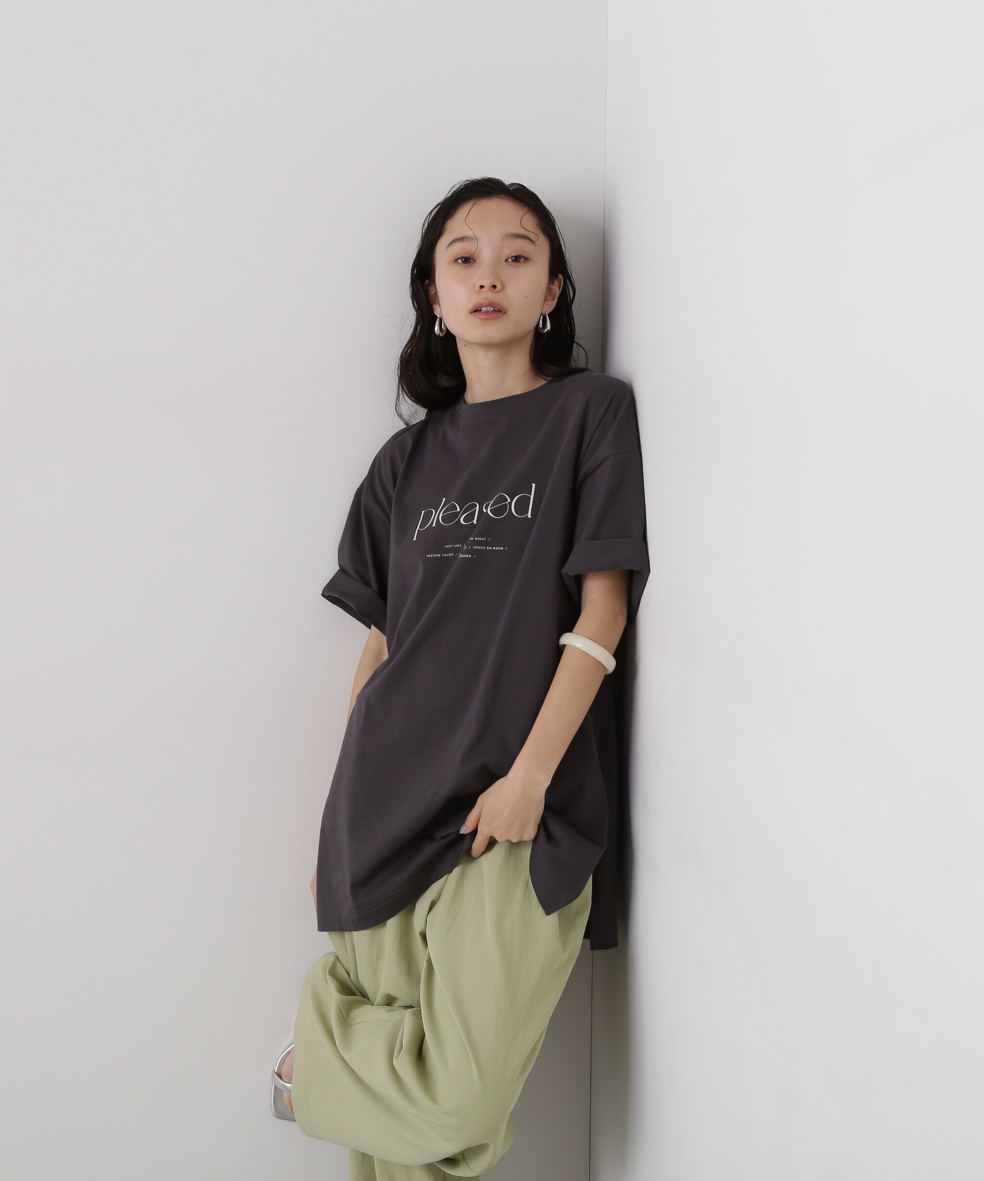  「オーバーサイズロゴプリントTシャツ」|Tシャツ・カットソー|チャコール1