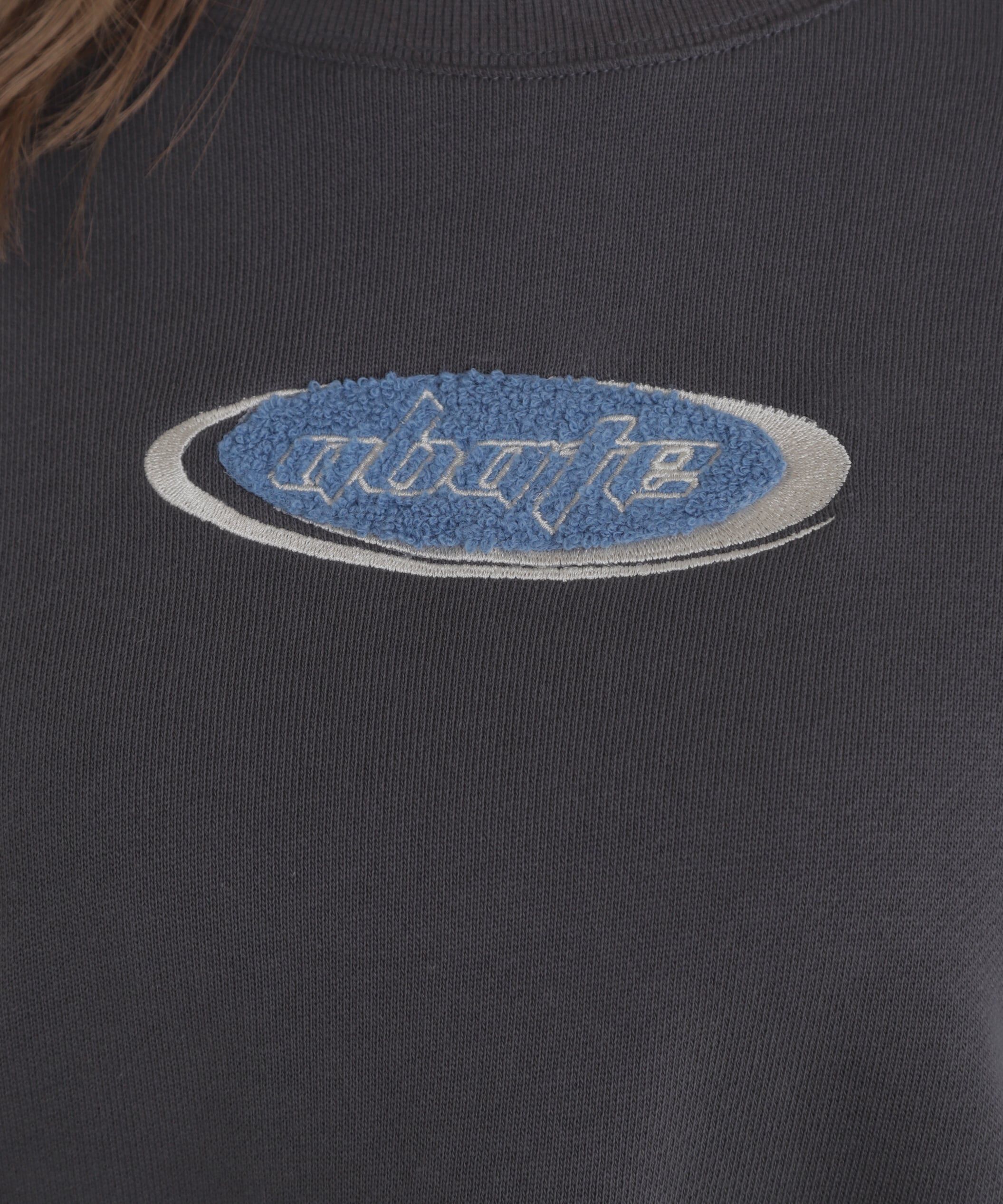  「スポーツロゴサガラ刺繍ショート丈スウェット」|Tシャツ・カットソー|