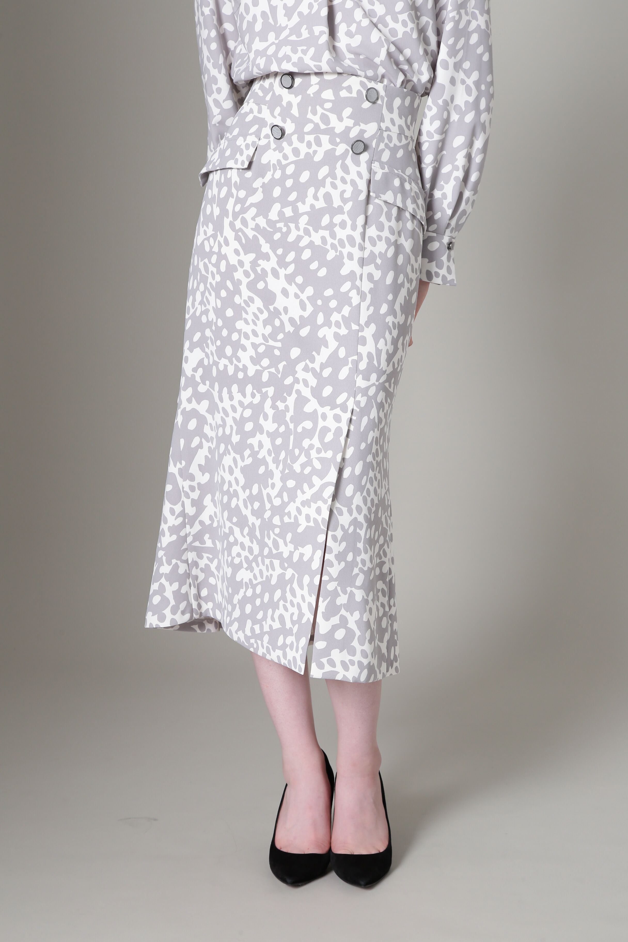  「[URBAN PRECIOUS] アブストラクトドットプリントスカート」|スカート|グレー1