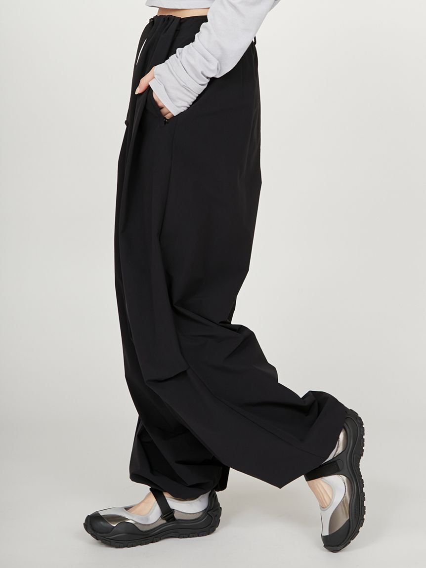 emmi atelier「パラシュートパンツ」|チノ|