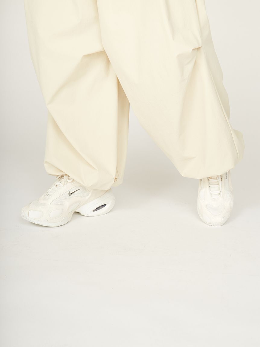 emmi atelier「パラシュートパンツ」|チノ|