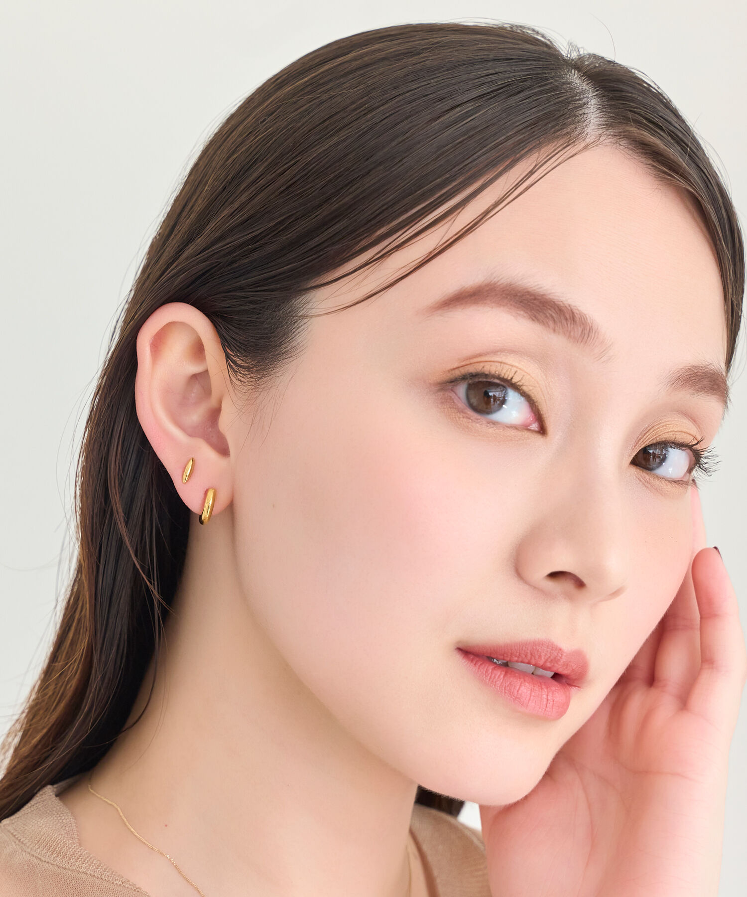 Phoebe「【痛くないシリーズ/金属アレルギー対応】ミニマルストレートフープライトフィットイヤリング　ゴールド」|イヤリング|