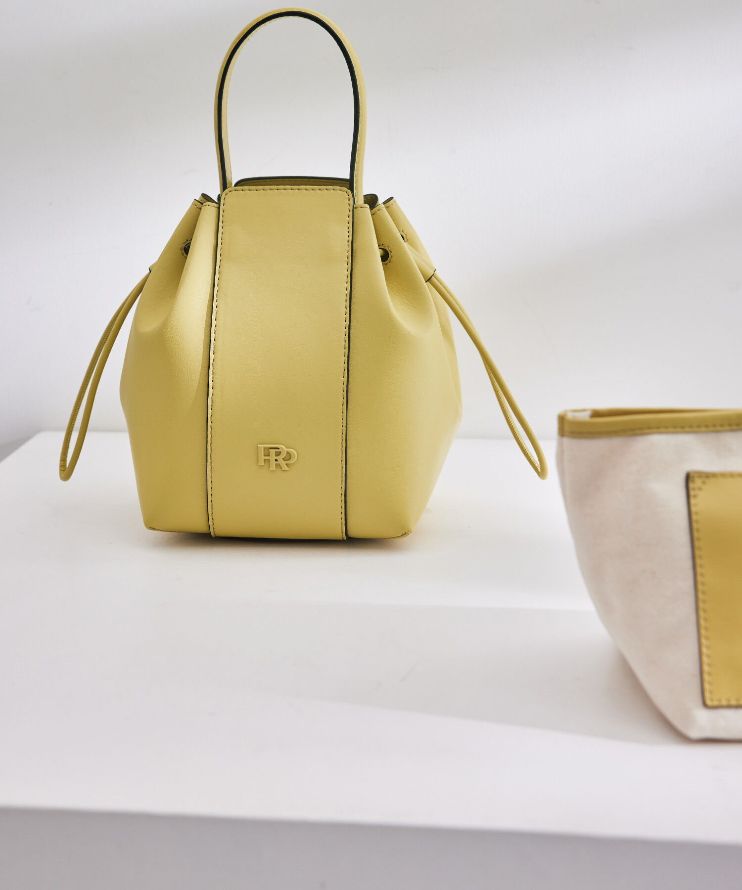 ROPE「【追加生産・新色登場】RPロゴ スプリットレザードロストミドルバッグ」|ハンドバッグ|クリーム(83)