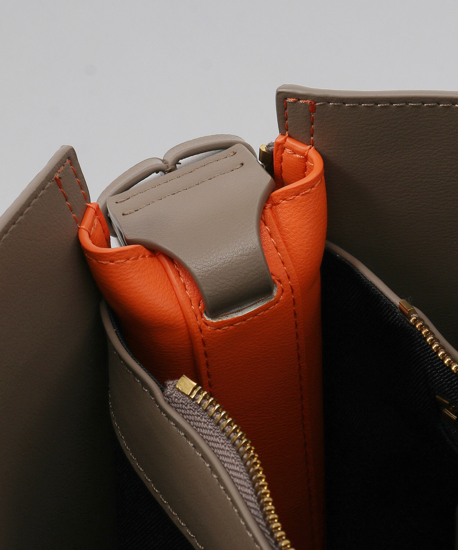 E'POR「【E'POR】Y BAG Shoulder Medium（サイドジップショルダーバッグ）【WEB限定/一部店舗限定】【メディア掲載」|ショルダー・メッセンジャー|