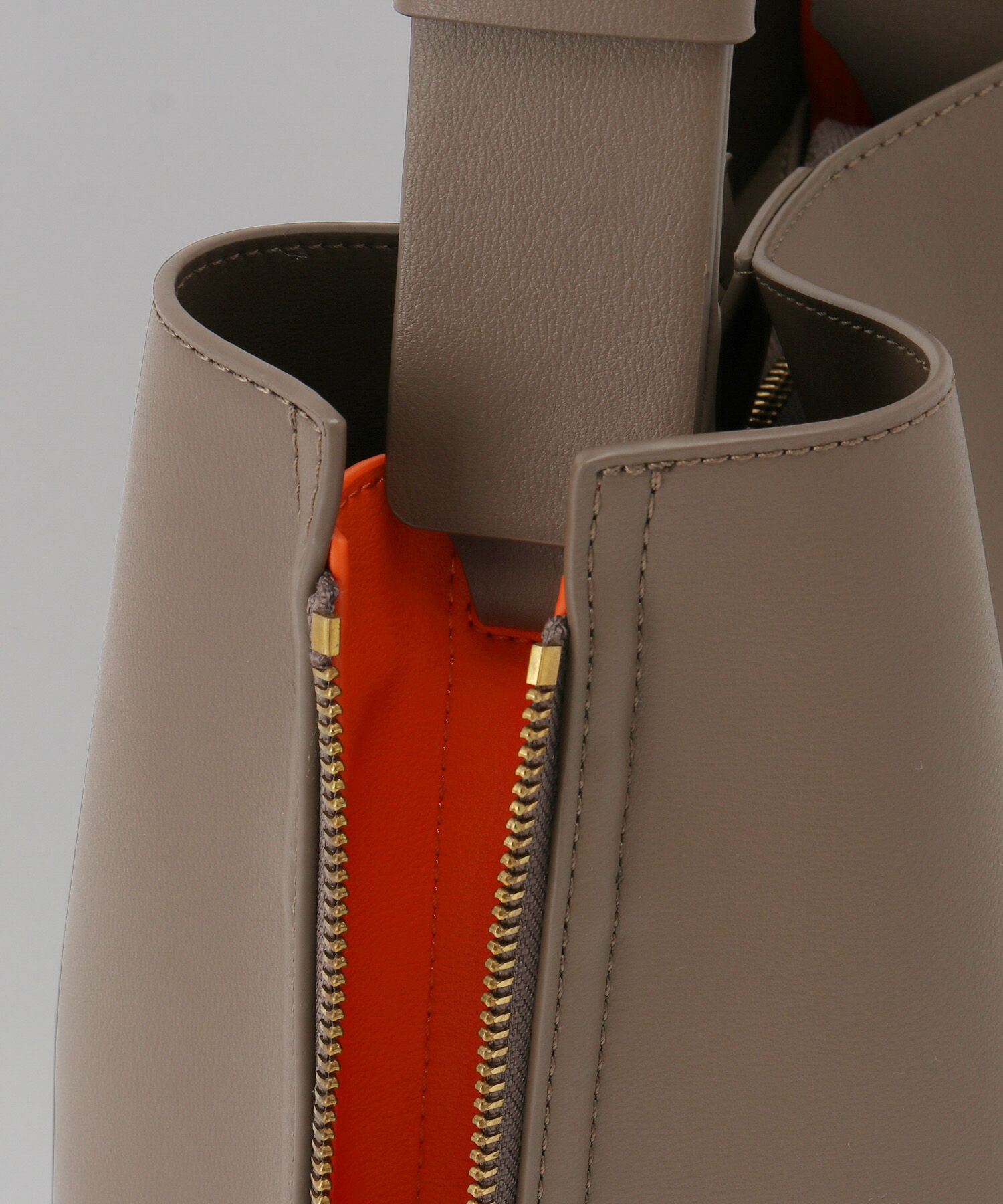 E'POR「【E'POR】Y BAG Shoulder Medium（サイドジップショルダーバッグ）【WEB限定/一部店舗限定】【メディア掲載」|ショルダー・メッセンジャー|