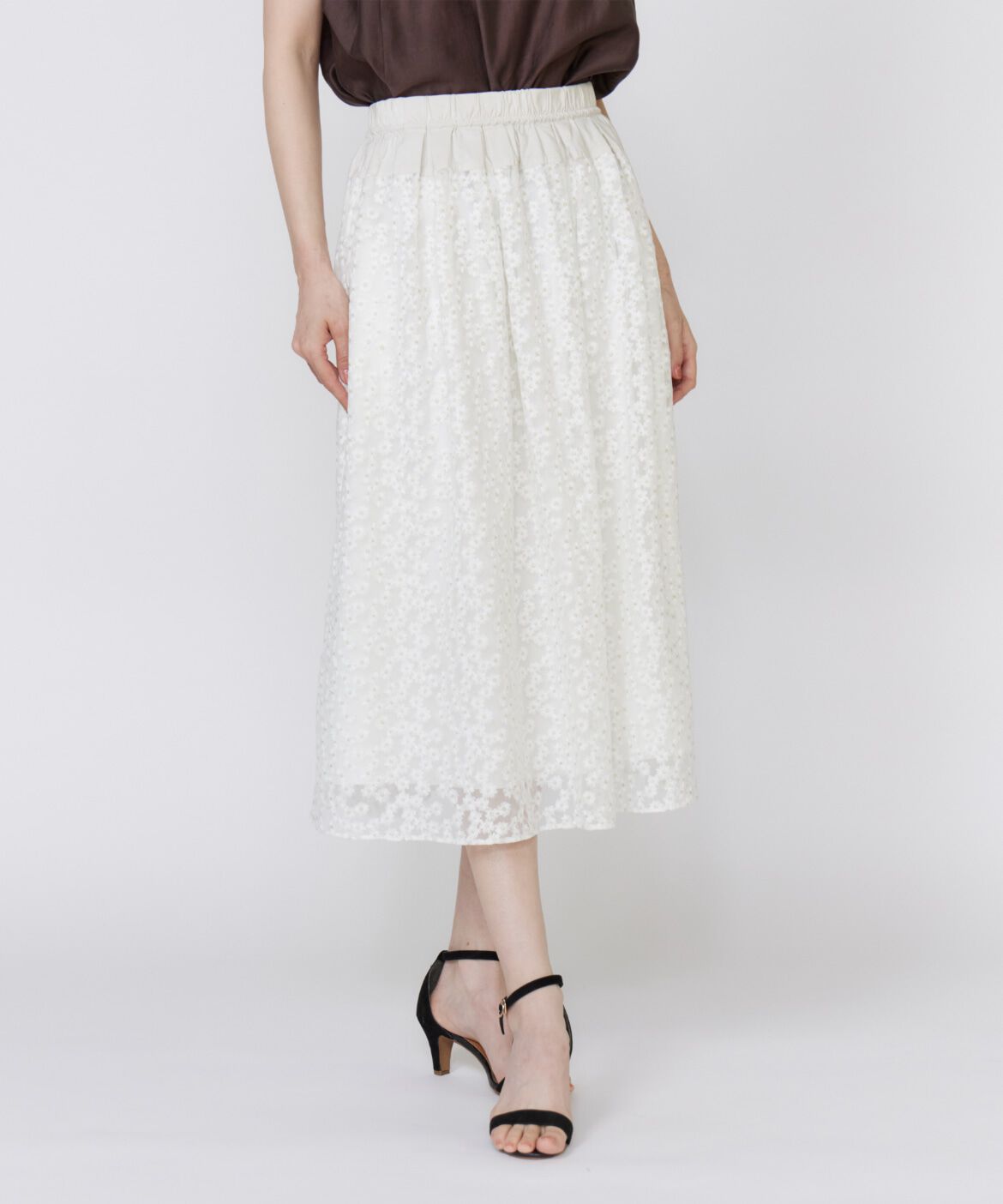Maglie le cassetto「《大きいサイズ》フラワー刺繍タックスカート」|フレア|オフホワイト1