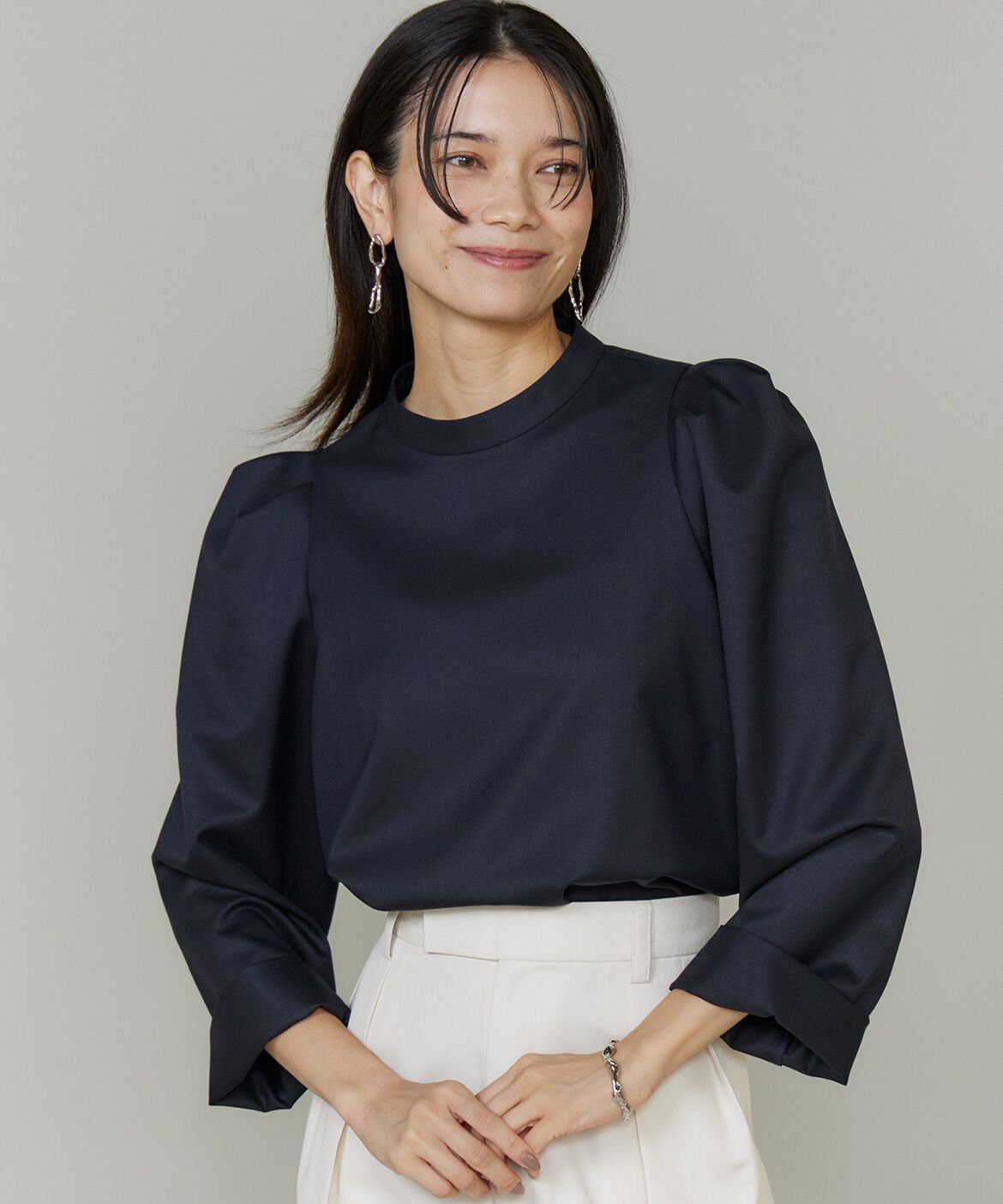 INED「《大きいサイズ》盛り袖ブラウス《三尋木奈保コラボ・Oggi12月号掲載》」|シャツ・ブラウス|ネイビー