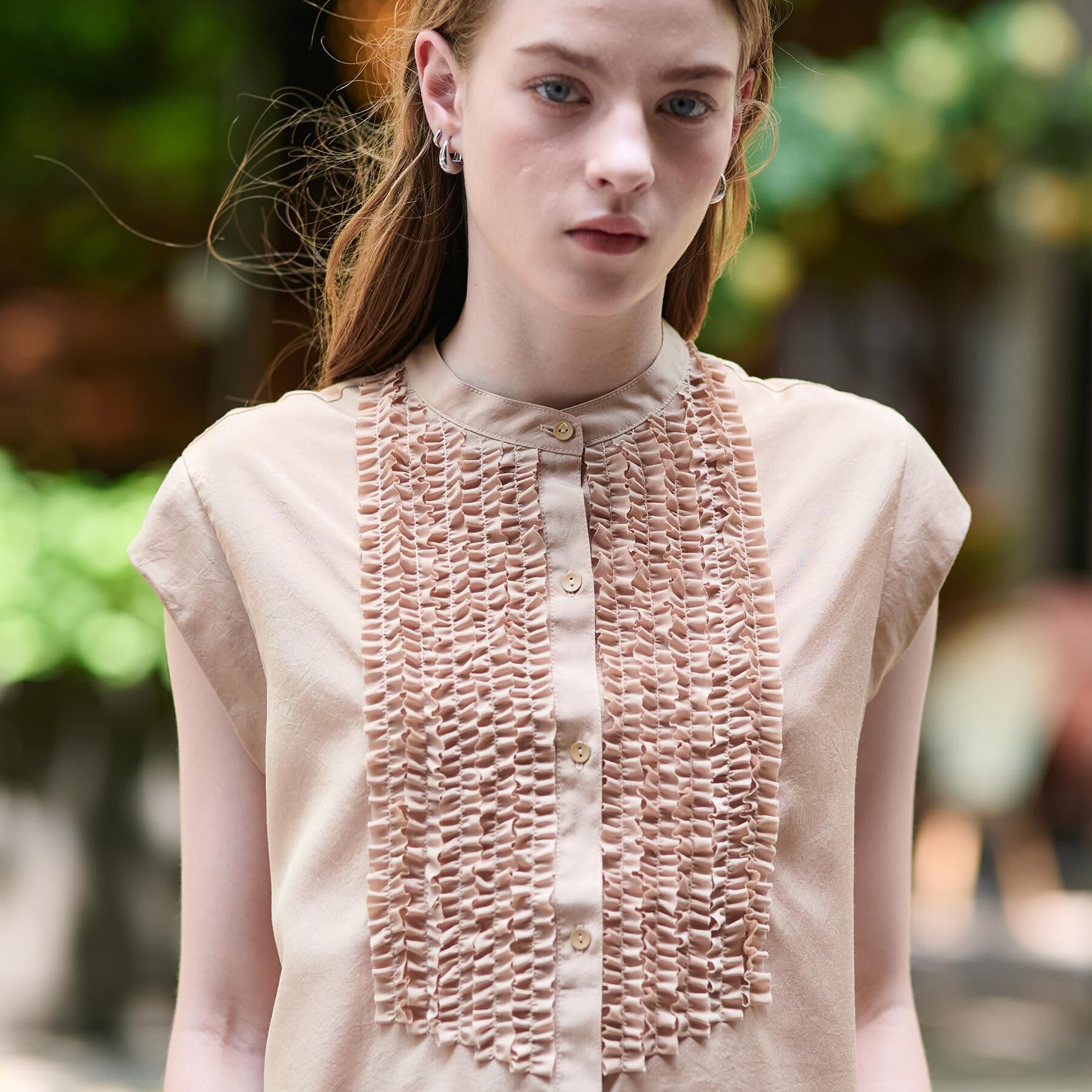 DRESSTERIOR「【撥水/UVカット/接触冷感】バンドカラーフレンチスリーブフリルブラウス」|シャツ・ブラウス|