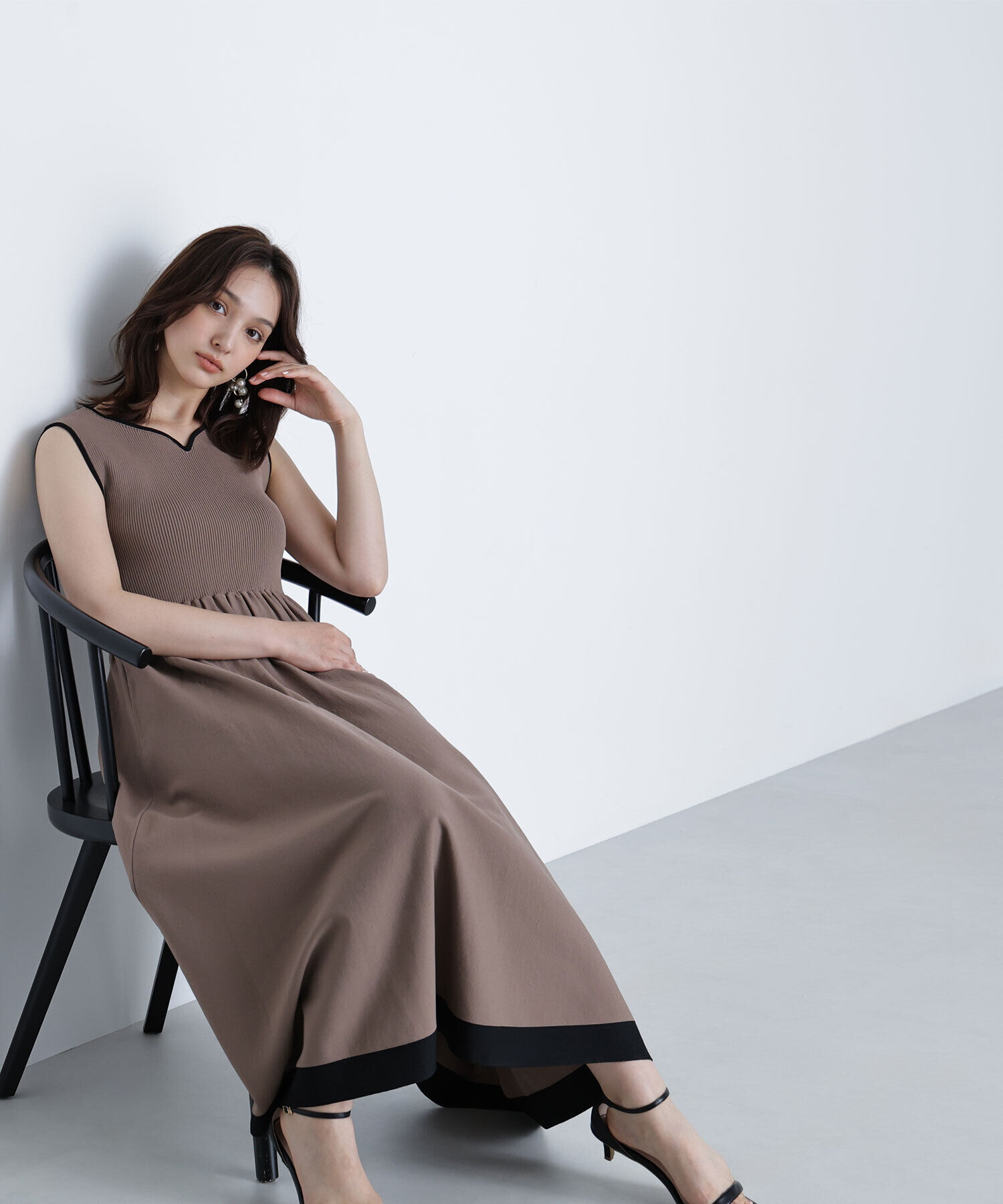  「バイカラーニュアンスネックニットワンピース」|ワンピース|モカ&times;クロ2