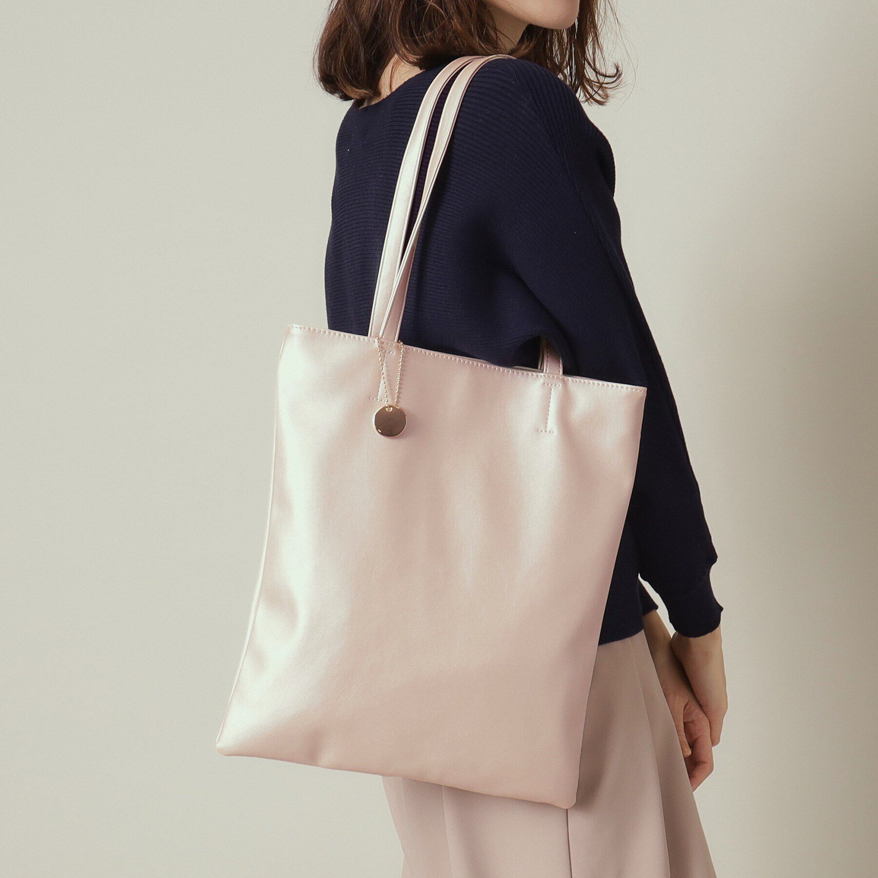 ITS&rsquo;DEMO「【A4対応】コインチャーム付薄マチトート」|トートバッグ|ホワイト(401)