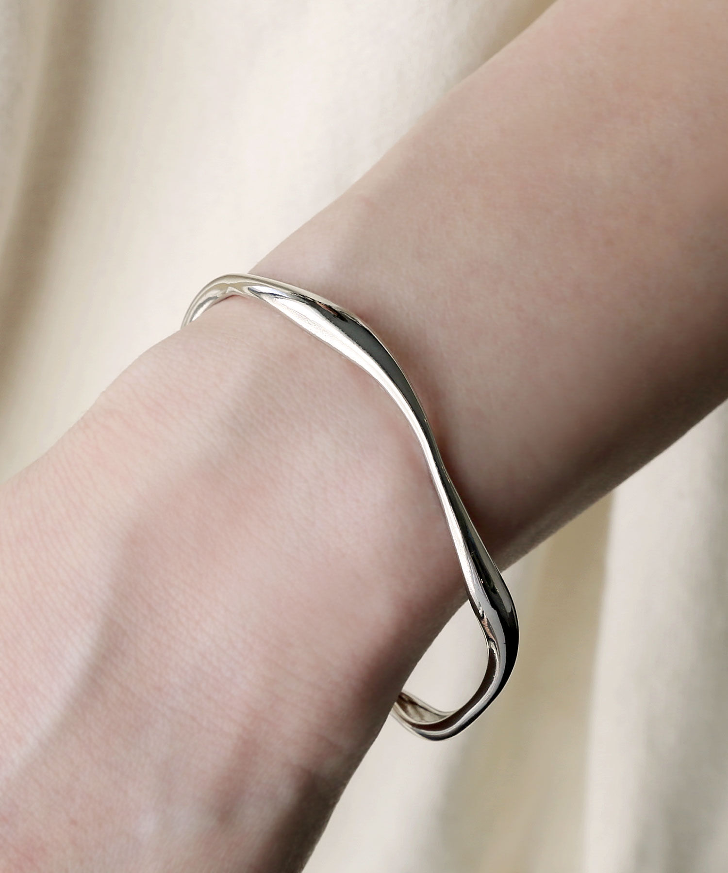 colleca la「ドローイングウェーブバングル」|ブレスレット・バングル|