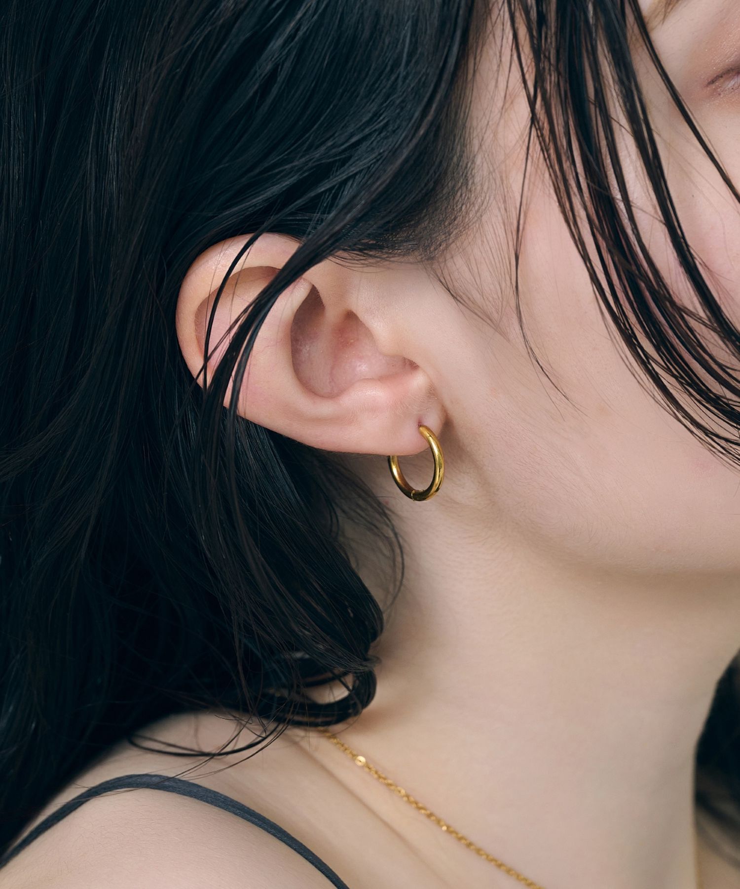Phoebe「【金属アレルギー対応】ワンタッチミディアムフープピアス　ゴールド/サージカルステンレス」|ピアス|ゴールド