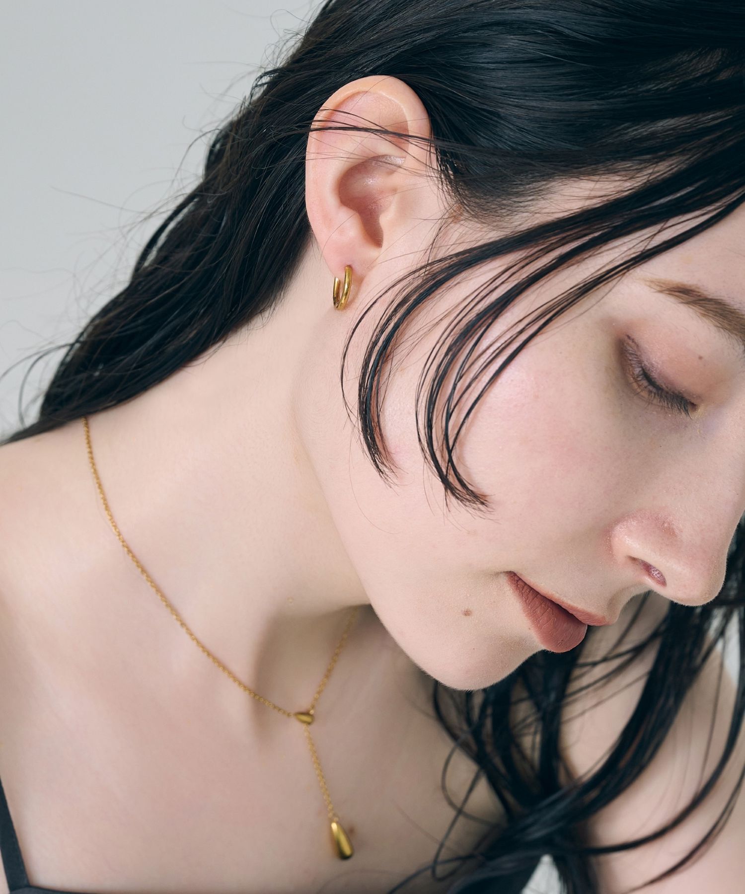 Phoebe「【金属アレルギー対応】ワンタッチミディアムフープピアス　ゴールド/サージカルステンレス」|ピアス|