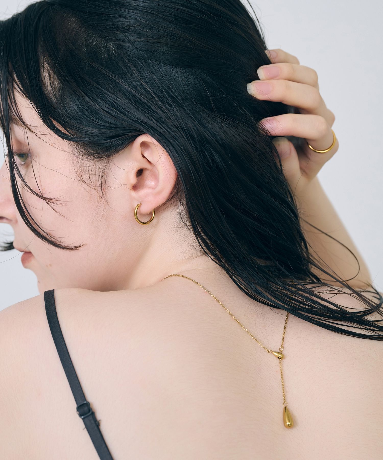 Phoebe「【金属アレルギー対応】ワンタッチミディアムフープピアス　ゴールド/サージカルステンレス」|ピアス|