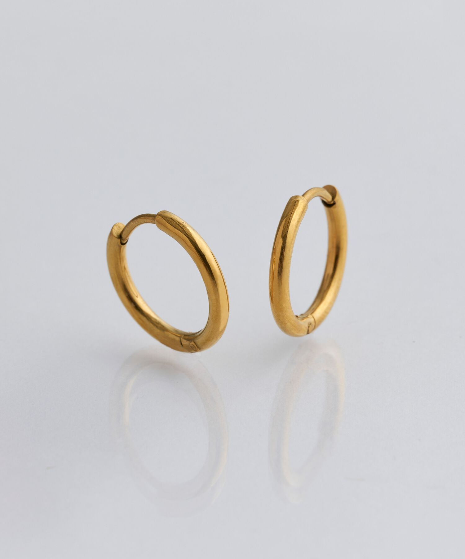 Phoebe「【金属アレルギー対応】ワンタッチミディアムフープピアス　ゴールド/サージカルステンレス」|ピアス|