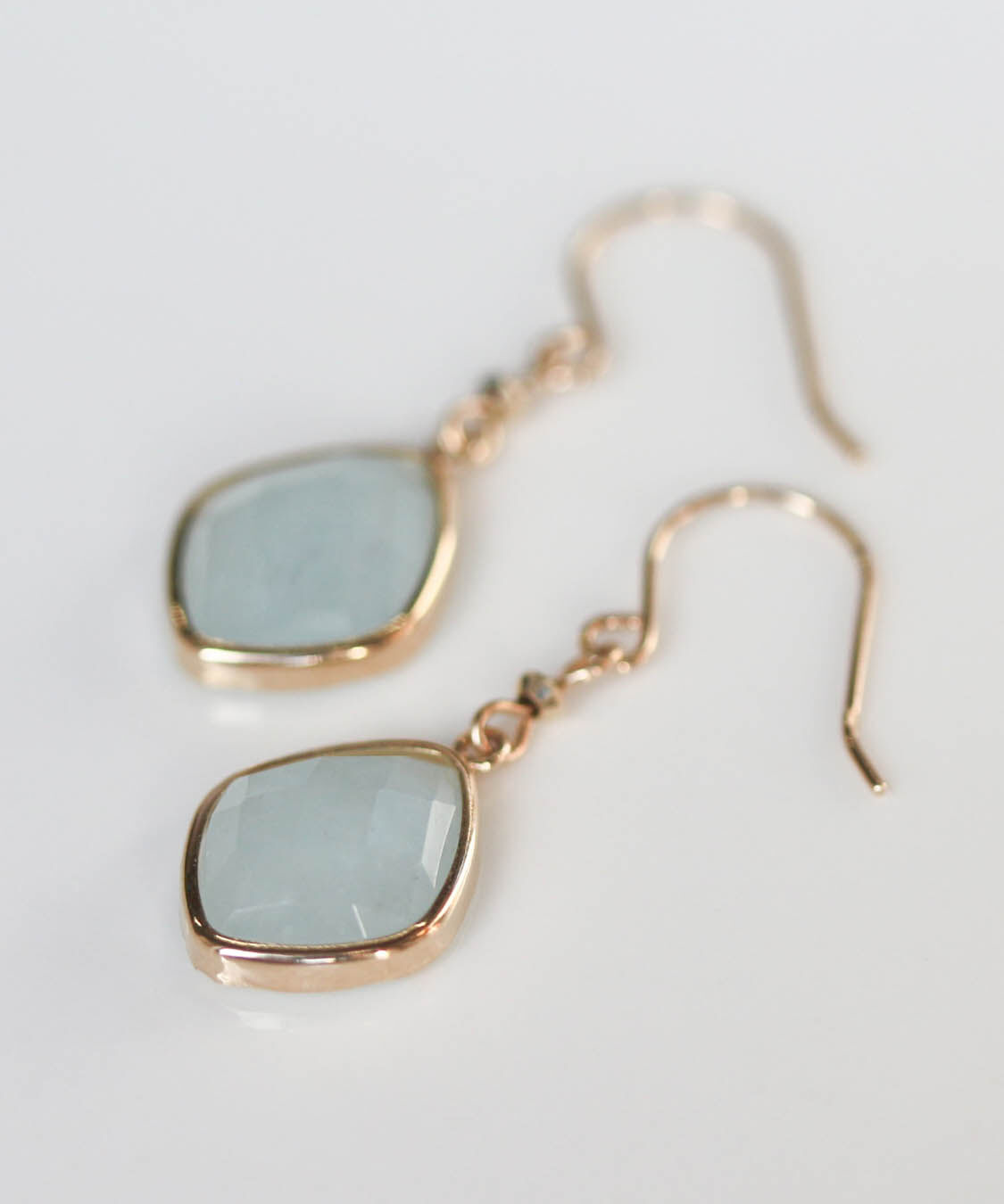  「カラーストーン フック ピアス | K10YG 〈ミルキーアクアマリン / ルチルクォーツ〉」|ピアス|