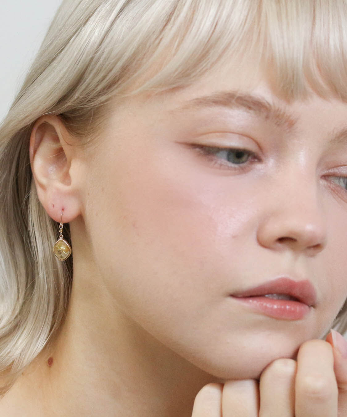  「カラーストーン フック ピアス | K10YG 〈ミルキーアクアマリン / ルチルクォーツ〉」|ピアス|