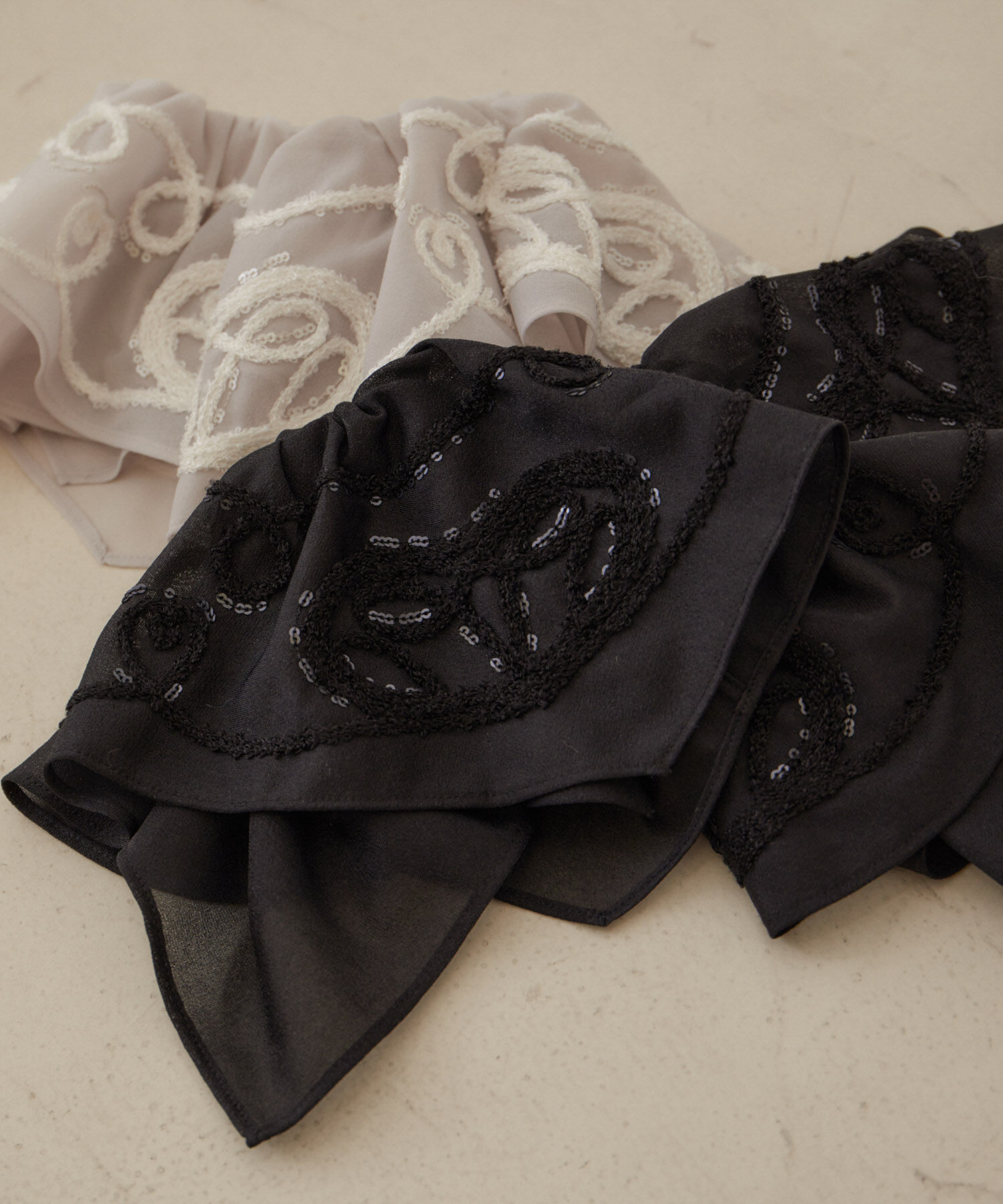 SALON adam et rope'「オーガンジーエンブロイダリーカフス（付け袖）」|手袋|ブラック(01)