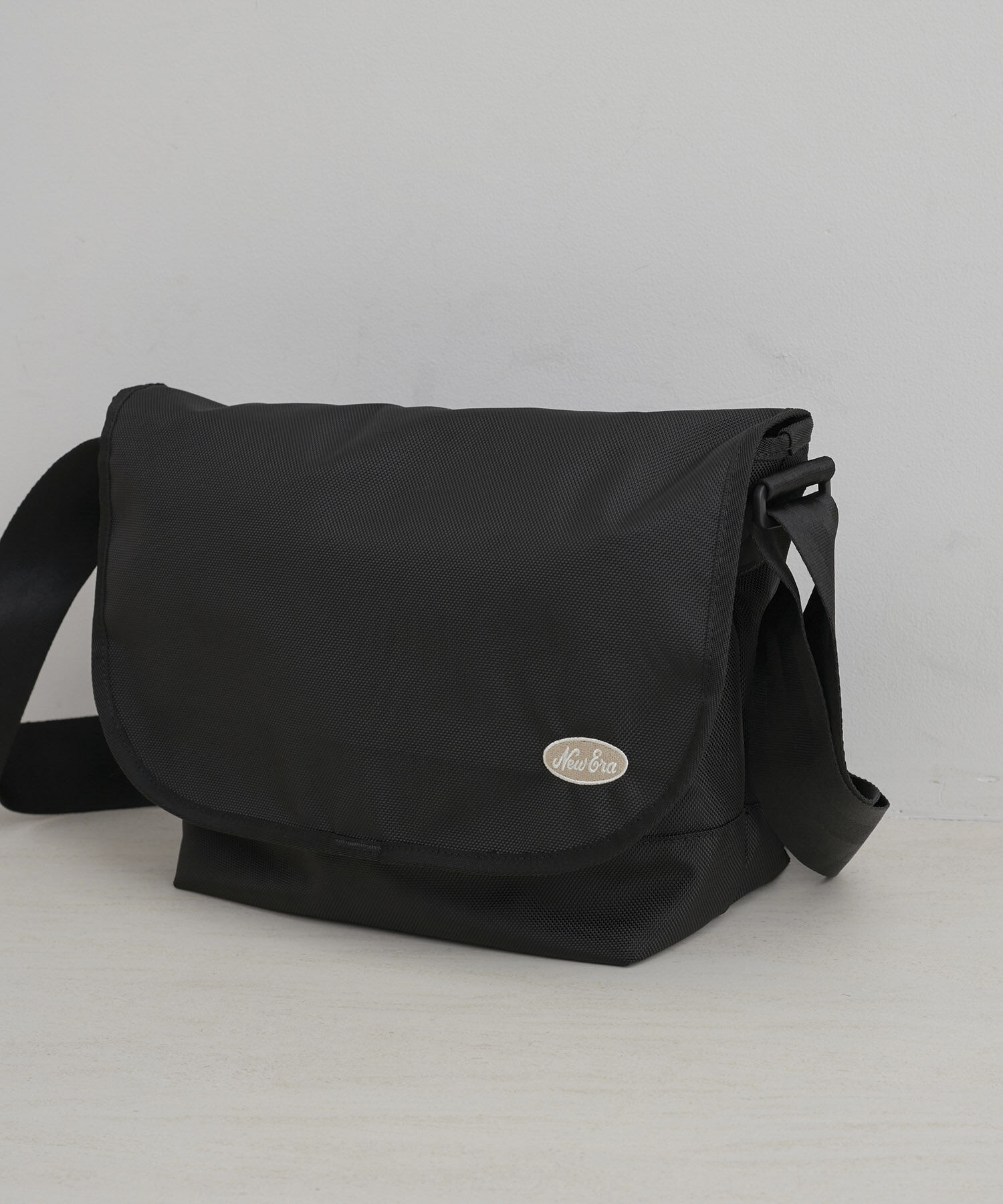 ROPE PICNIC PASSAGE「【NEWERA(R)/ニューエラ別注】OVAL LOGO SHOULDER BAG 9L」|ショルダー・メッセンジャー|ブラック(01)