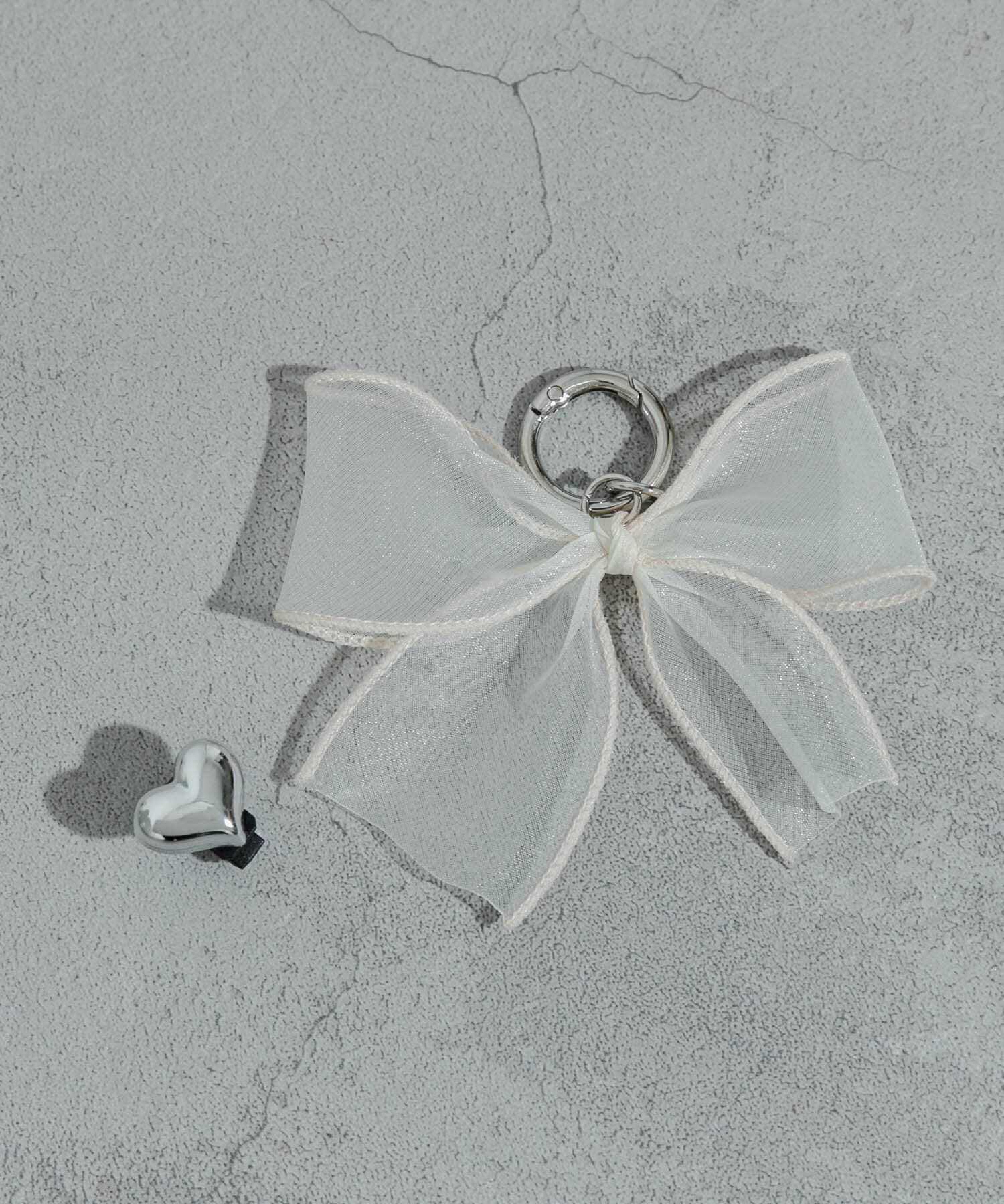 SMELLY「リボンハートアシメスニーカーチャーム」|シューケア|アイボリー