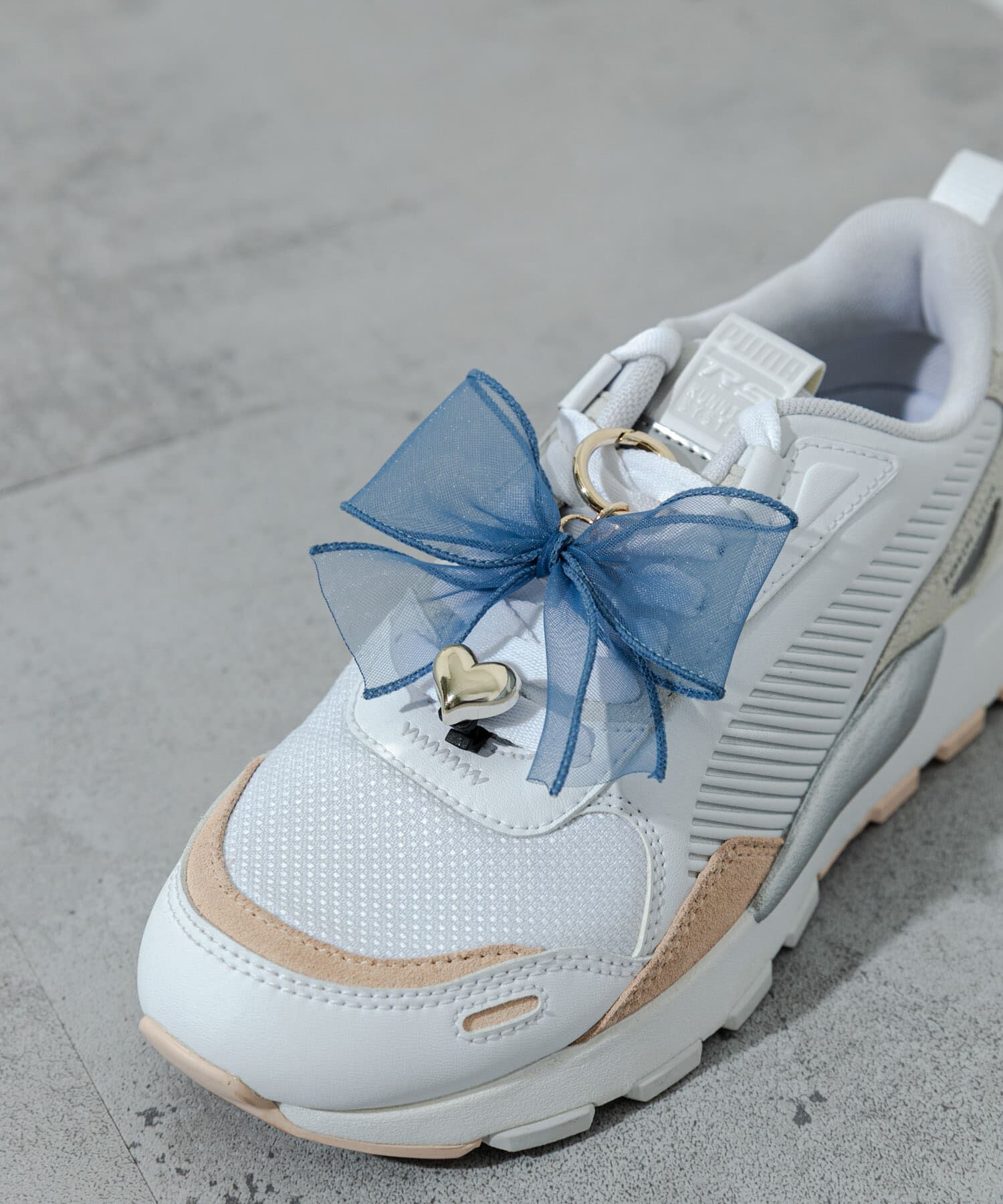 SMELLY「リボンハートアシメスニーカーチャーム」|シューケア|