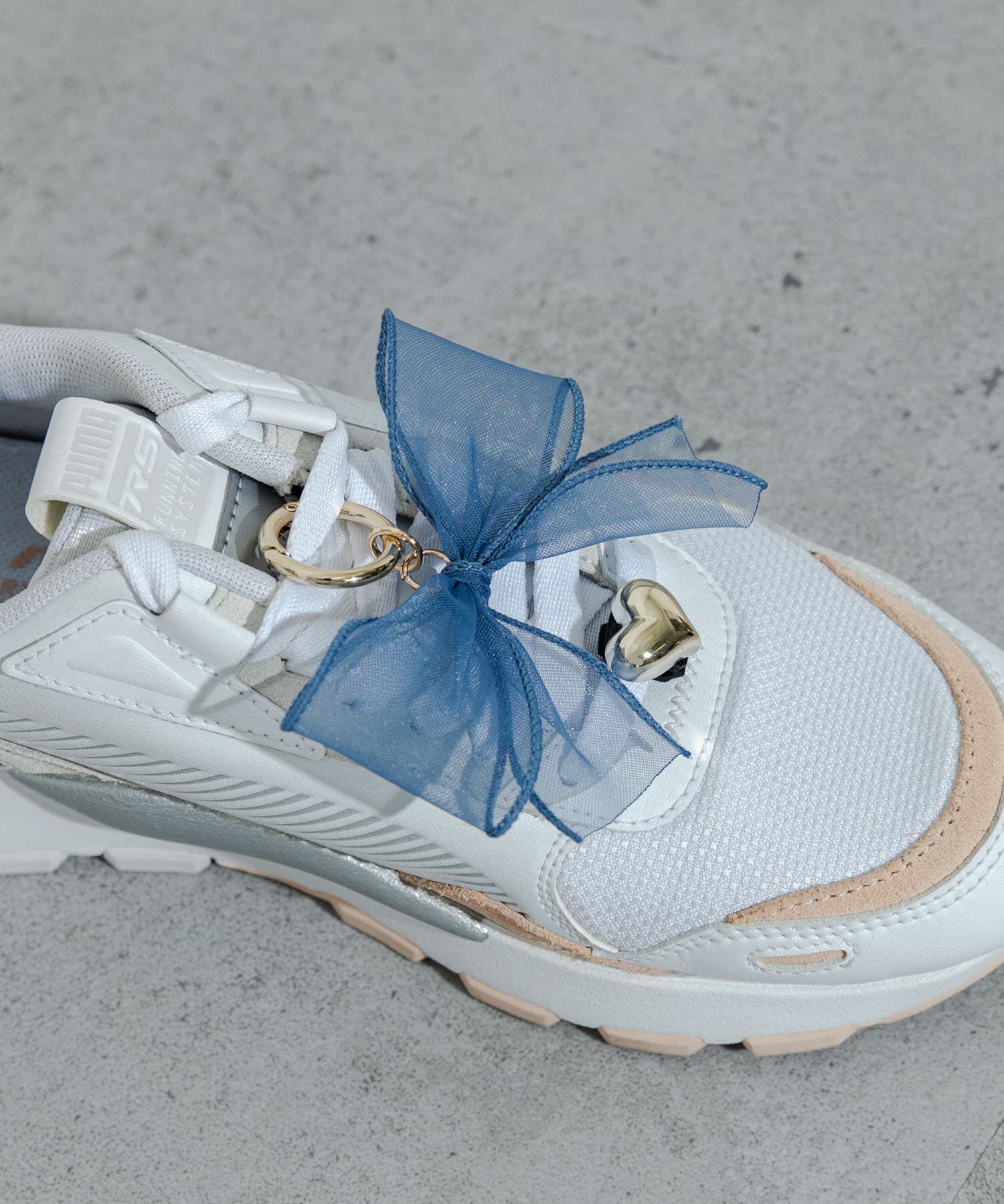 SMELLY「リボンハートアシメスニーカーチャーム」|シューケア|