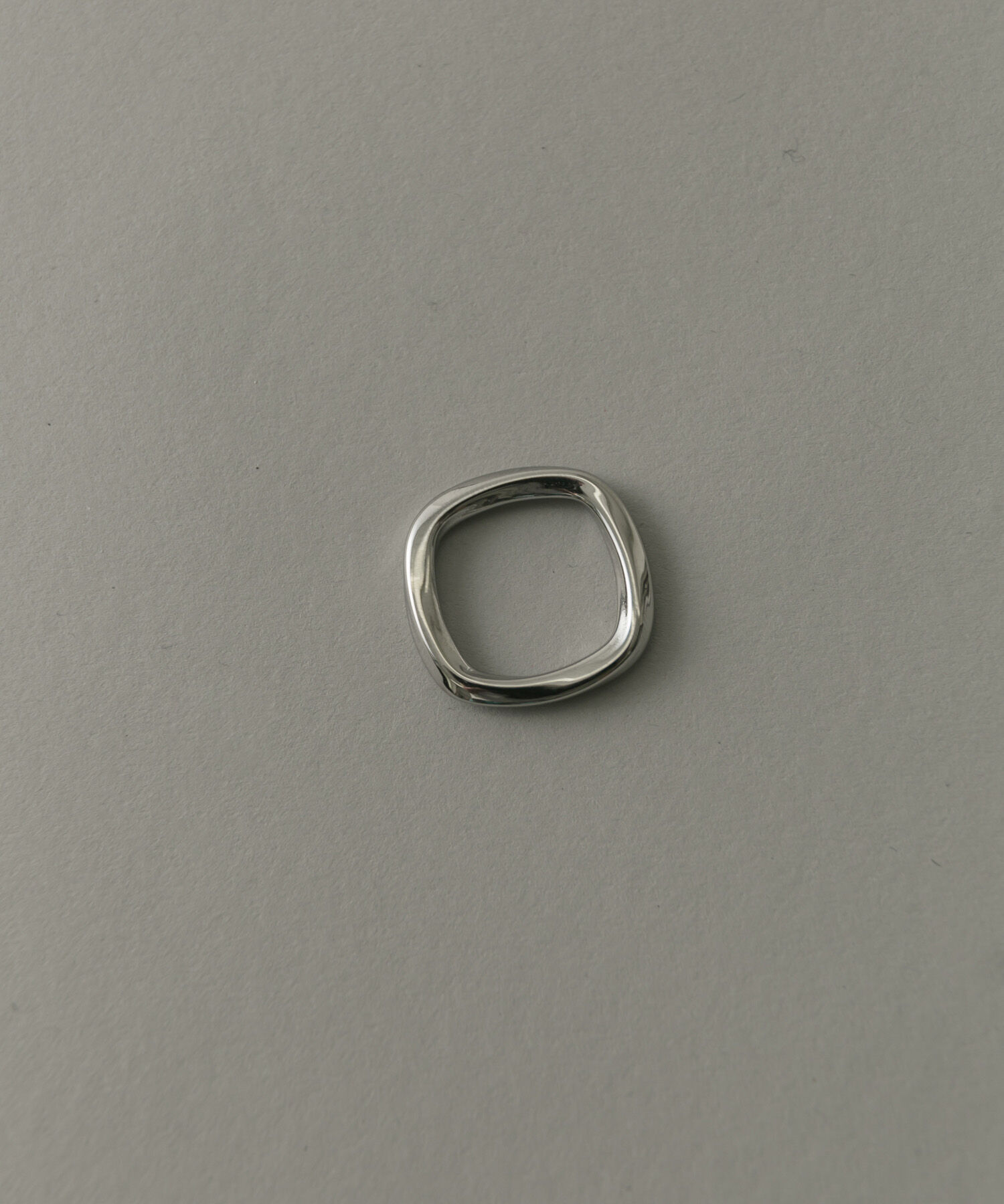 SMELLY「ステンレスニュアンススクエアリング」|リング|