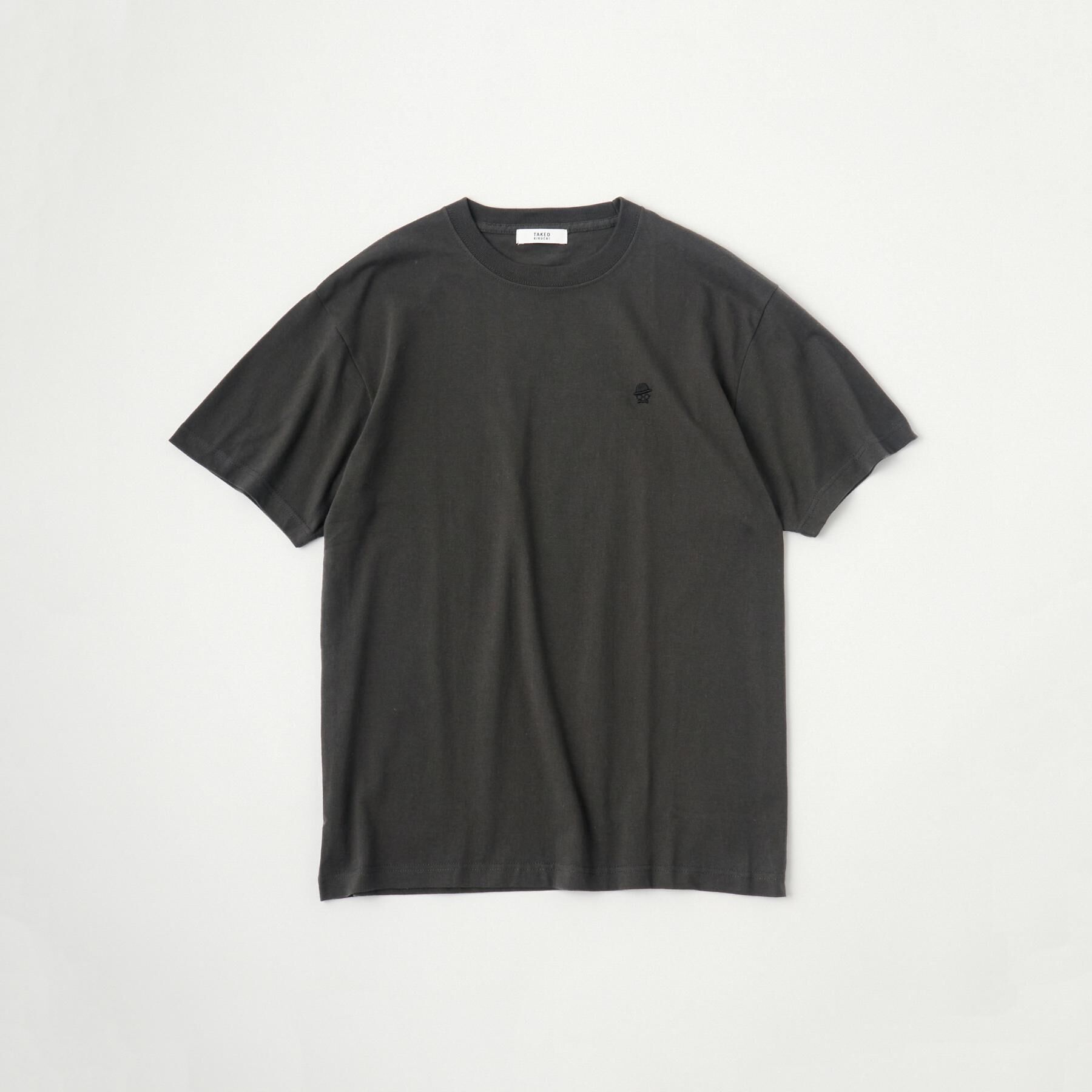 TAKEO KIKUCHI「【LIMITED】ワンポイント刺繍 半袖Tシャツ」|Tシャツ・カットソー|チャコールグレー(0