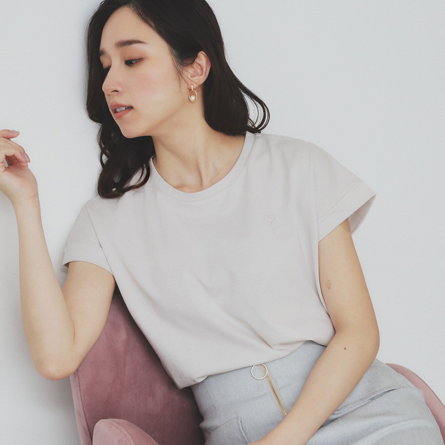 index「《6色展開/S-3Lサイズ》フラワー刺繍Tシャツ【汗ジミ防止/吸水速乾/接触冷感/UVケア/洗濯機洗」|Tシャツ・カットソー|グレージュ(050)