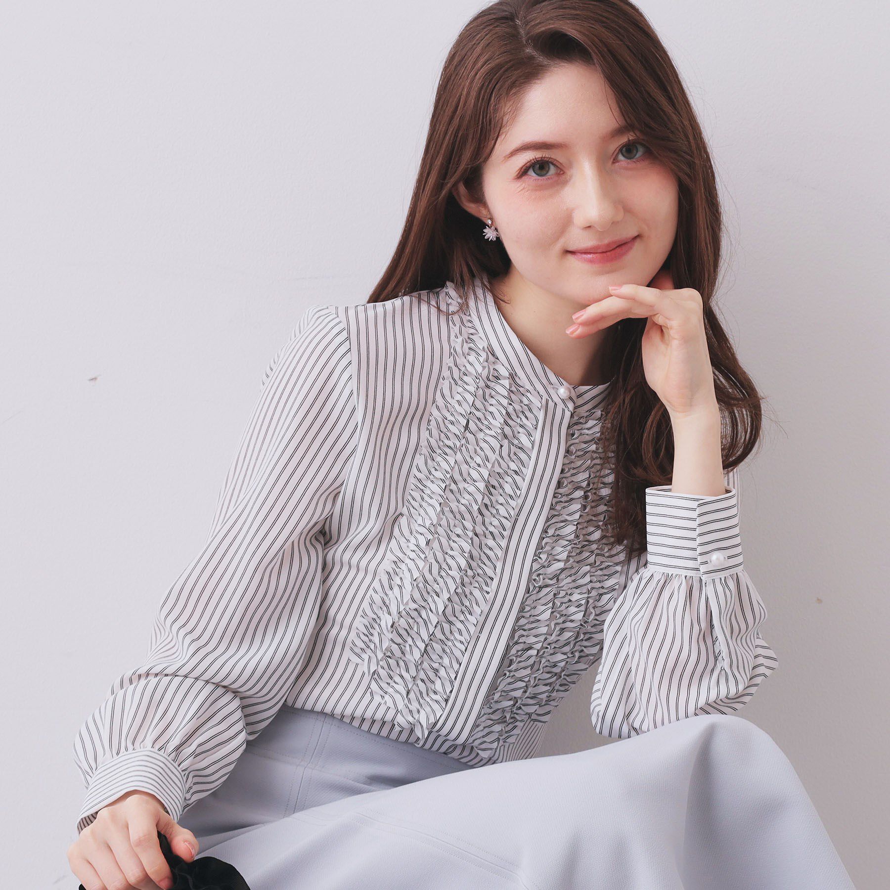 index「バンドカラーフリルブラウス【洗濯機OK/イージーアイロン】」|シャツ・ブラウス|チャコールグレー(3